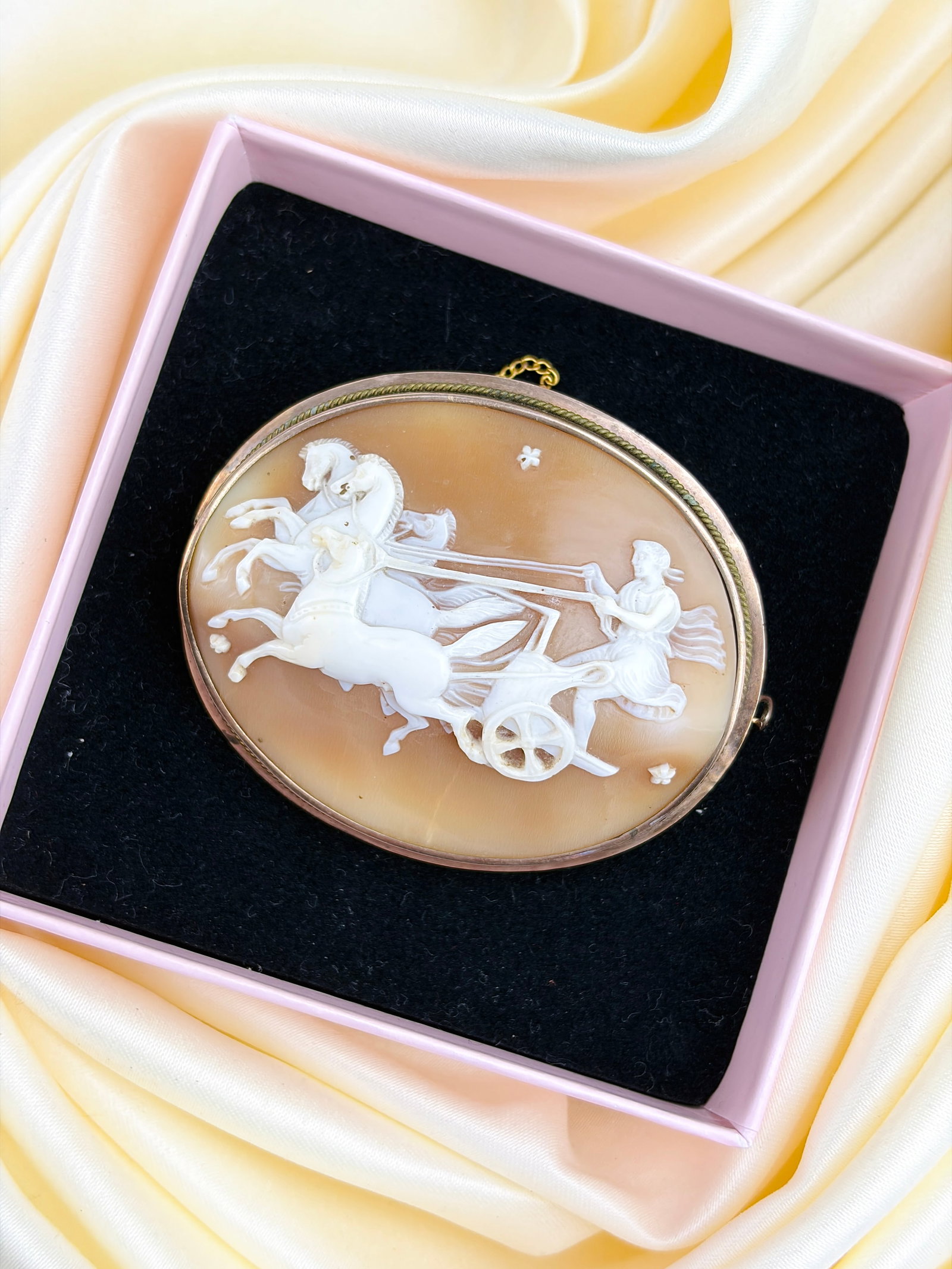 LARGE VICTORIAN 9CT YELLOW GOLD CAMEO BROOCH - 4