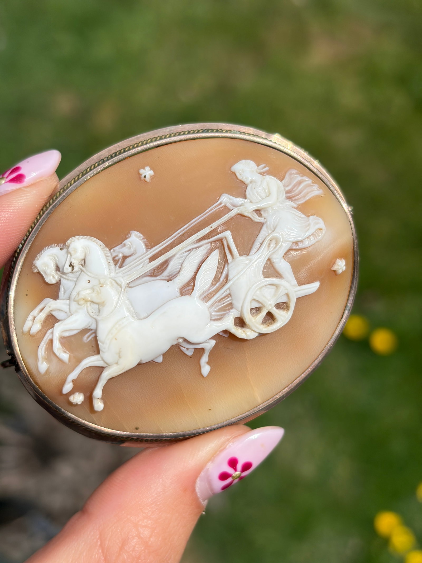 LARGE VICTORIAN 9CT YELLOW GOLD CAMEO BROOCH - 7