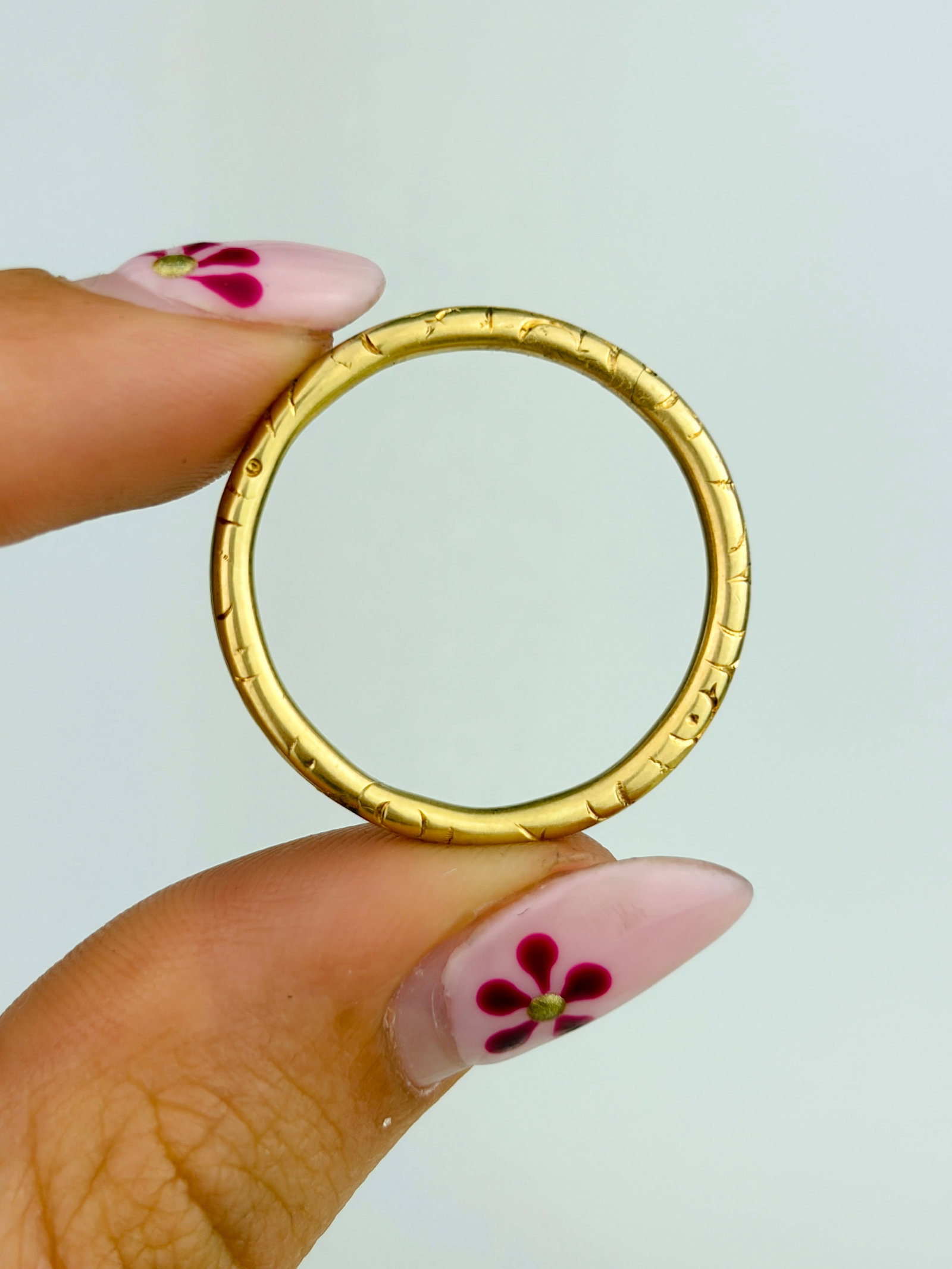 LARGE ANTIQUE GOLD SPLIT RING: LARGE ANTIQUE GOLD SPLIT RING Lovely engraved details!