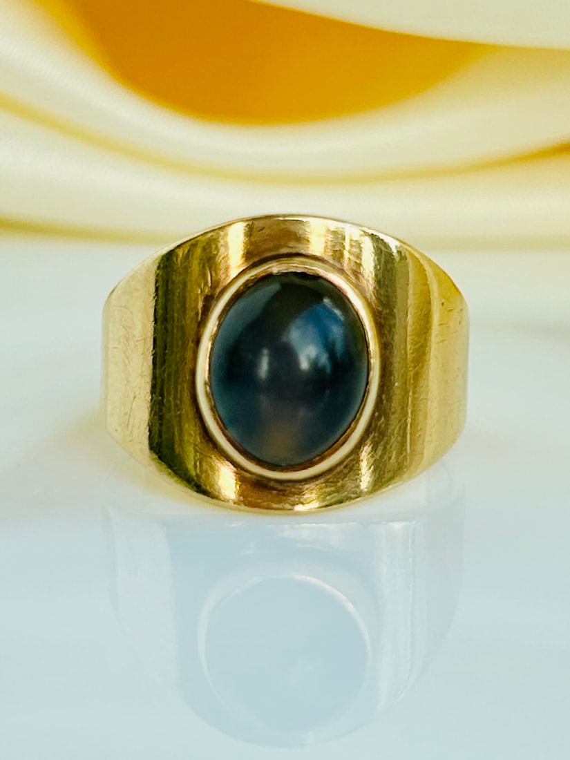 Chunky 9ct Yellow Gold Signet Ring (1 of 9)
