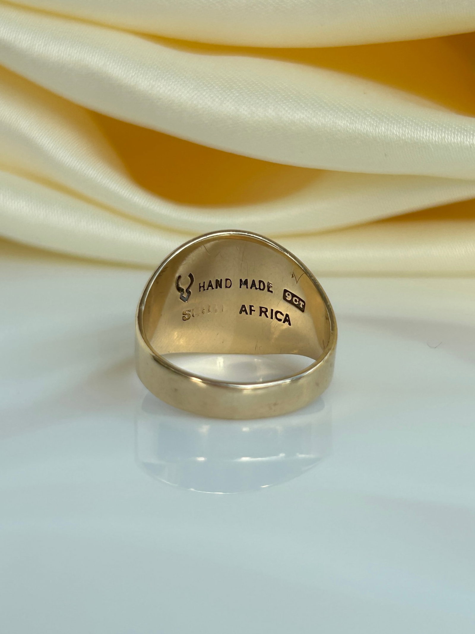 Chunky 9ct Yellow Gold Signet Ring - 3