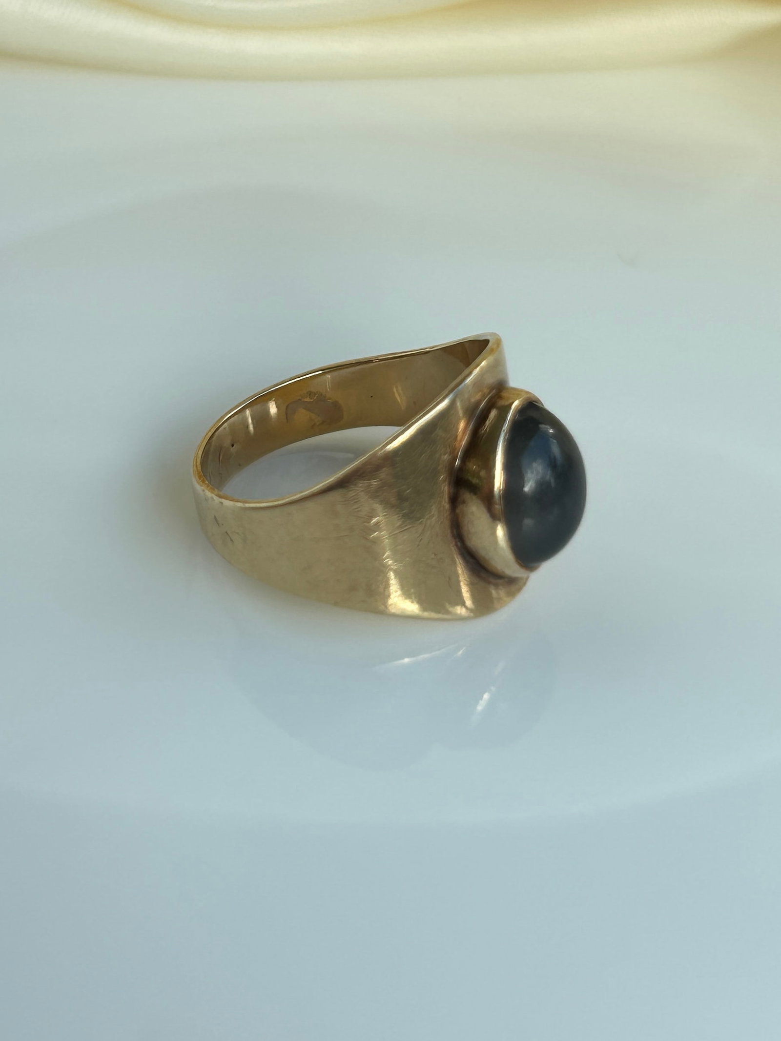 Chunky 9ct Yellow Gold Signet Ring - 4