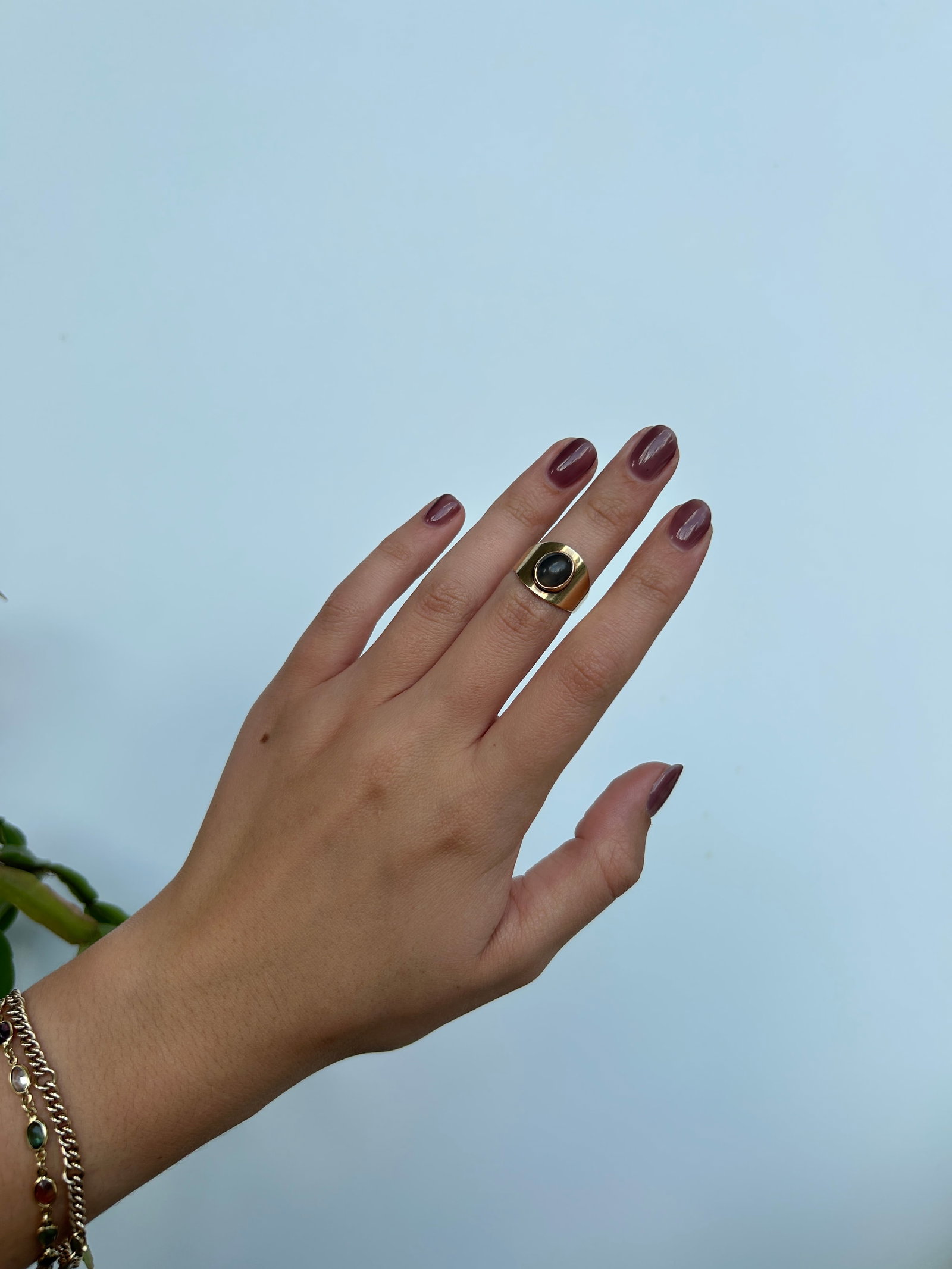 Chunky 9ct Yellow Gold Signet Ring - 9