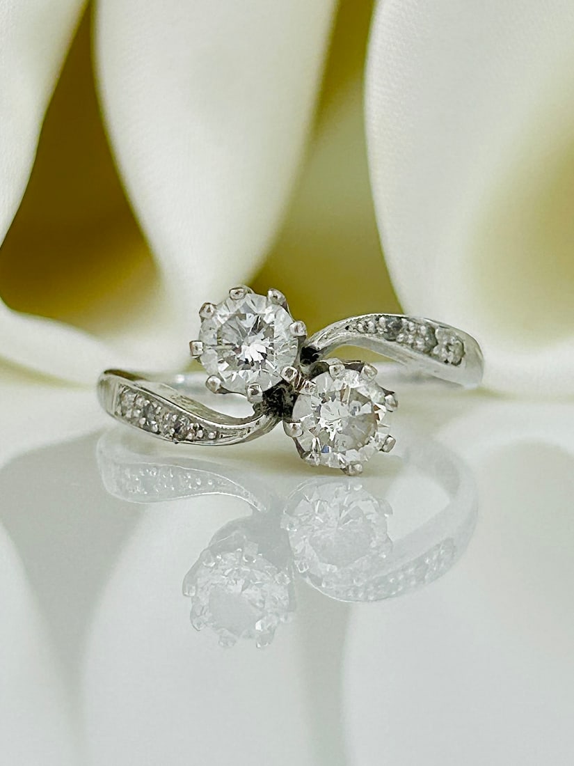 Vintage 18ct White Gold and Platinum Diamond Toi Et Moi Ring: Vintage 18ct White Gold and Platinum Diamond Toi Et Moi Ring 2x .40pt diamonds Weight: 2.62g Size: UK K, US 5.5, Face of ring 8x8mm, Height off finger 5mm Materials: 18ct Gold and Platinum Hallmarks: