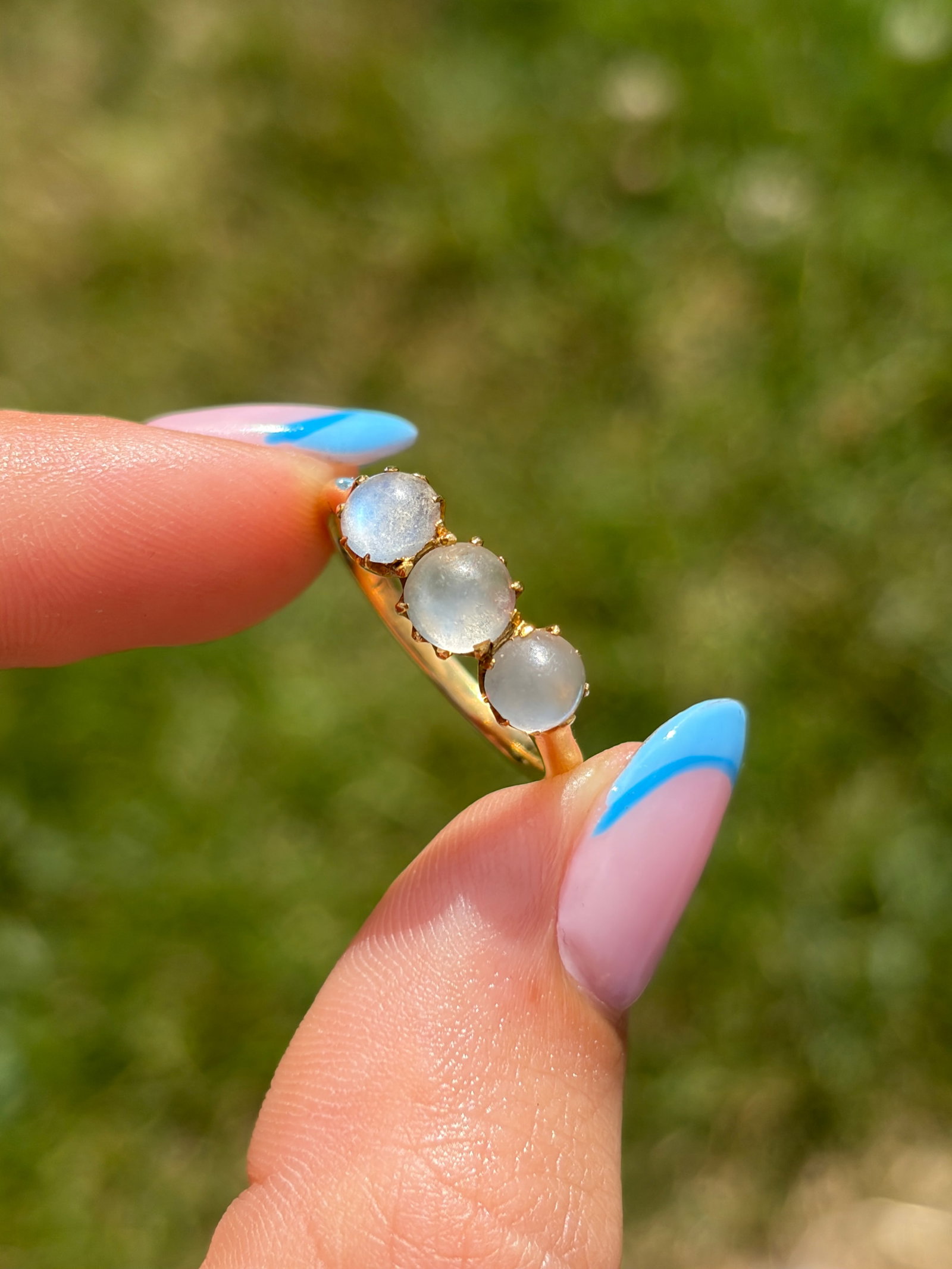 ANTIQUE 18CT YELLOW GOLD MOONSTONE 3 STONE RING - 10