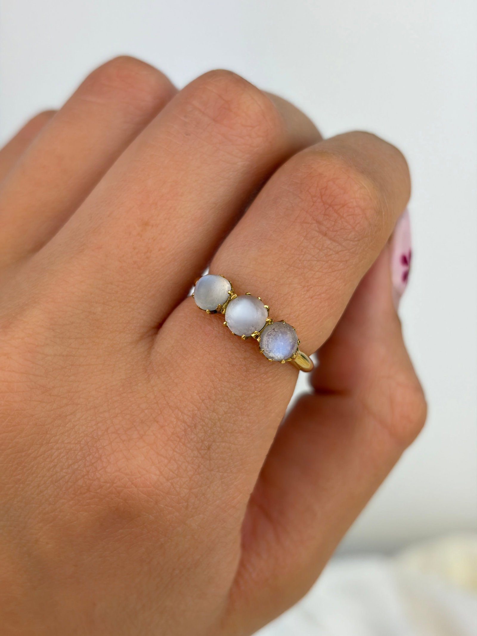 ANTIQUE 18CT YELLOW GOLD MOONSTONE 3 STONE RING - 8