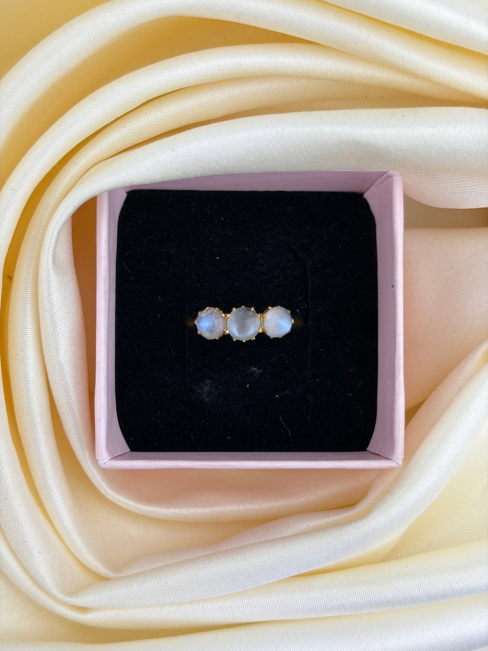 ANTIQUE 18CT YELLOW GOLD MOONSTONE 3 STONE RING - 9