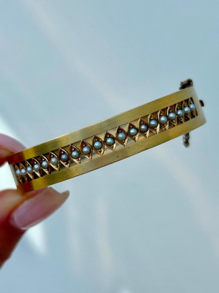 Antique 15ct Gold Pearl Wide Bangle Bracelet: Antique 15ct Gold Pearl Wide Bangle Bracelet gorgeous chunky pearl bangle!! measurements inner diameter 50mm x 40mm width 11mm weight 14.91g materials&