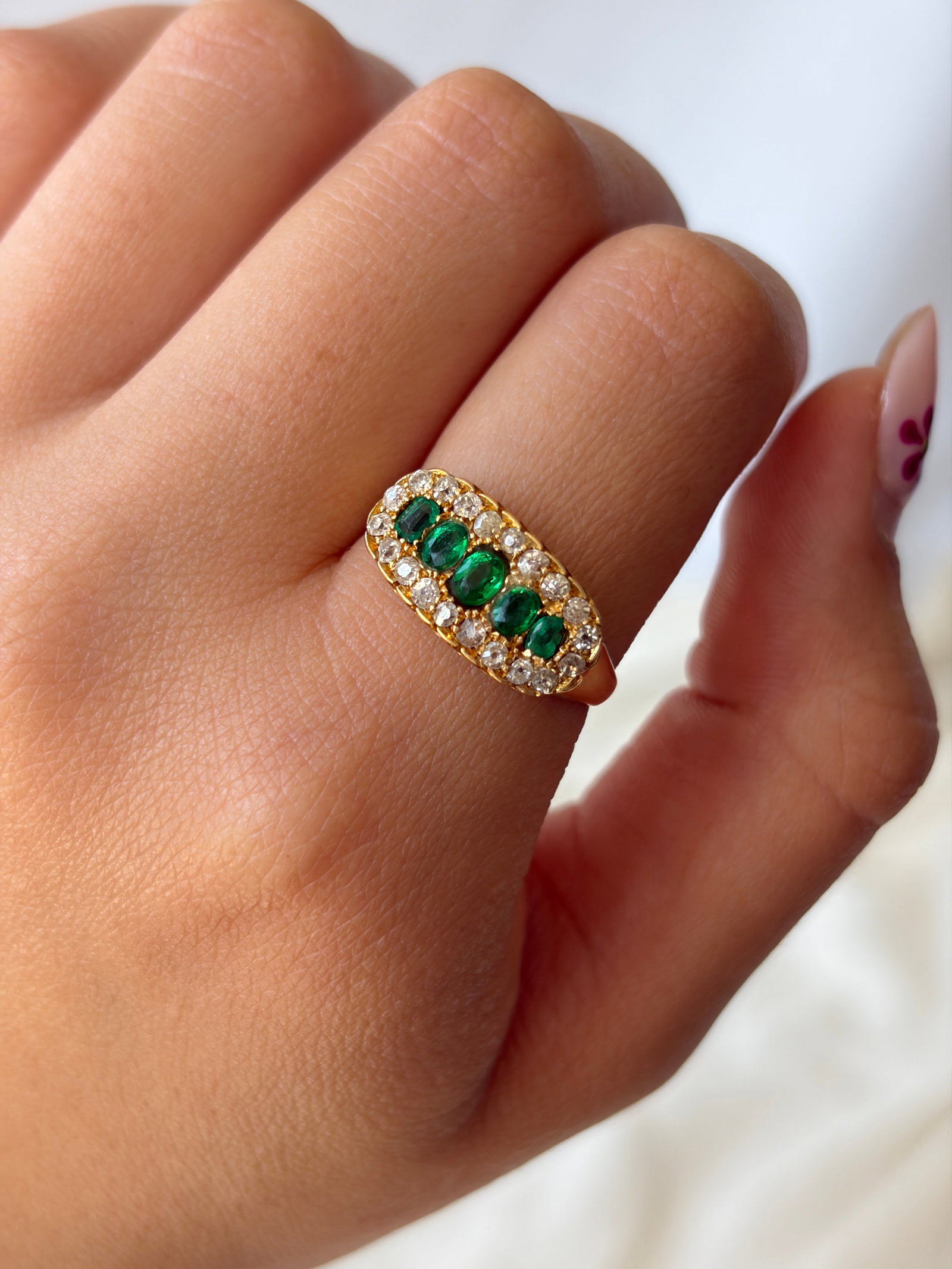 ANTIQUE C.1907 18CT YELLOW GOLD EMERALD AND DIAMOND TRIPLE CLUSTER RING - 3