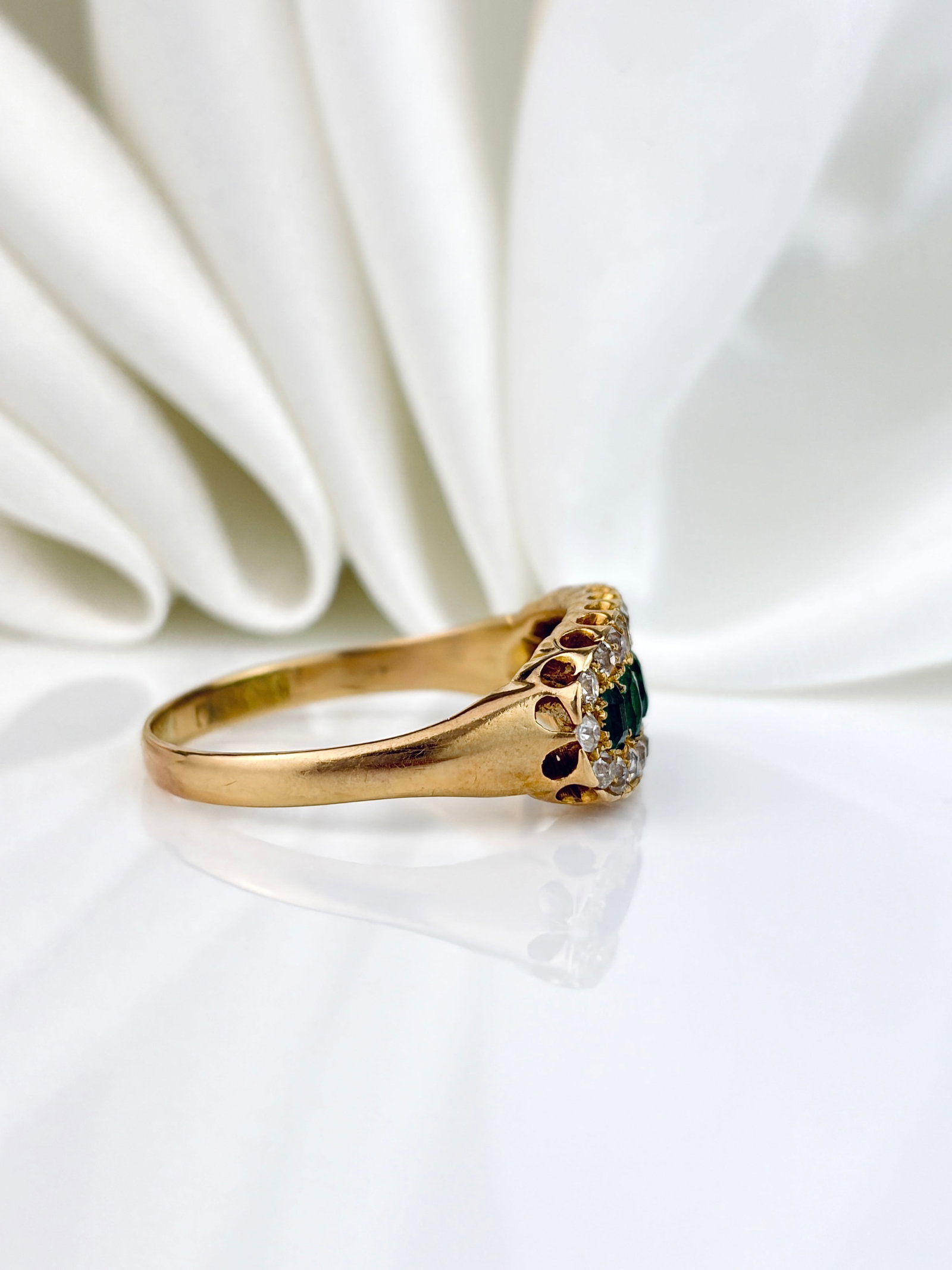 ANTIQUE C.1907 18CT YELLOW GOLD EMERALD AND DIAMOND TRIPLE CLUSTER RING - 4