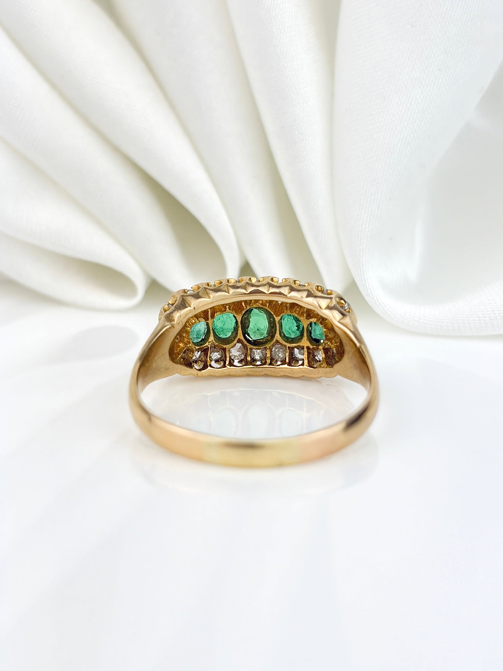 ANTIQUE C.1907 18CT YELLOW GOLD EMERALD AND DIAMOND TRIPLE CLUSTER RING - 5