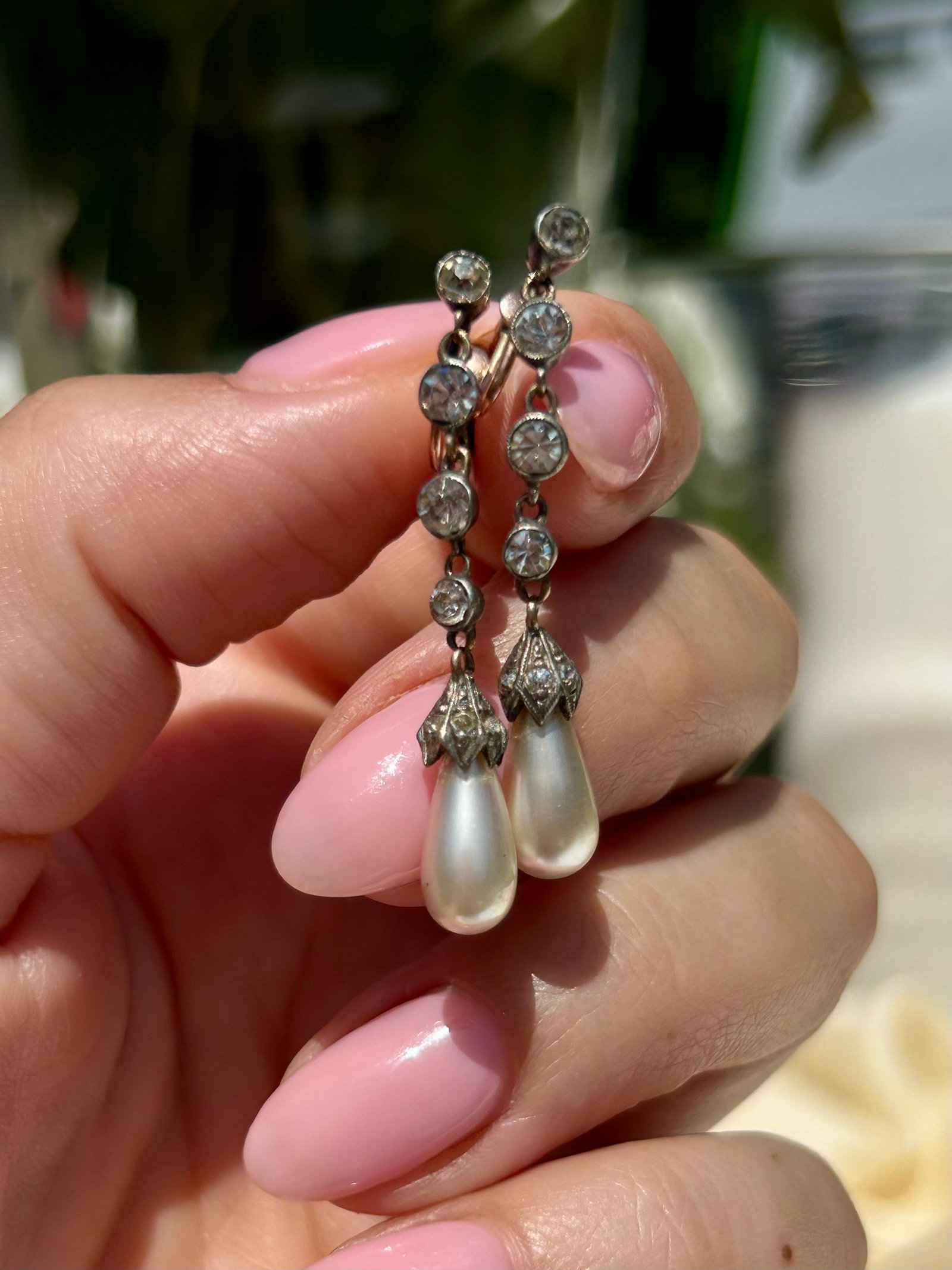 Antique 9ct Yellow Gold Paste & Pearl Drop Earrings / Screw Fittings: Antique 9ct Yellow Gold Paste & Pearl Drop Earrings / Screw Fittings weight 2.96 g Drop : 4cm 
