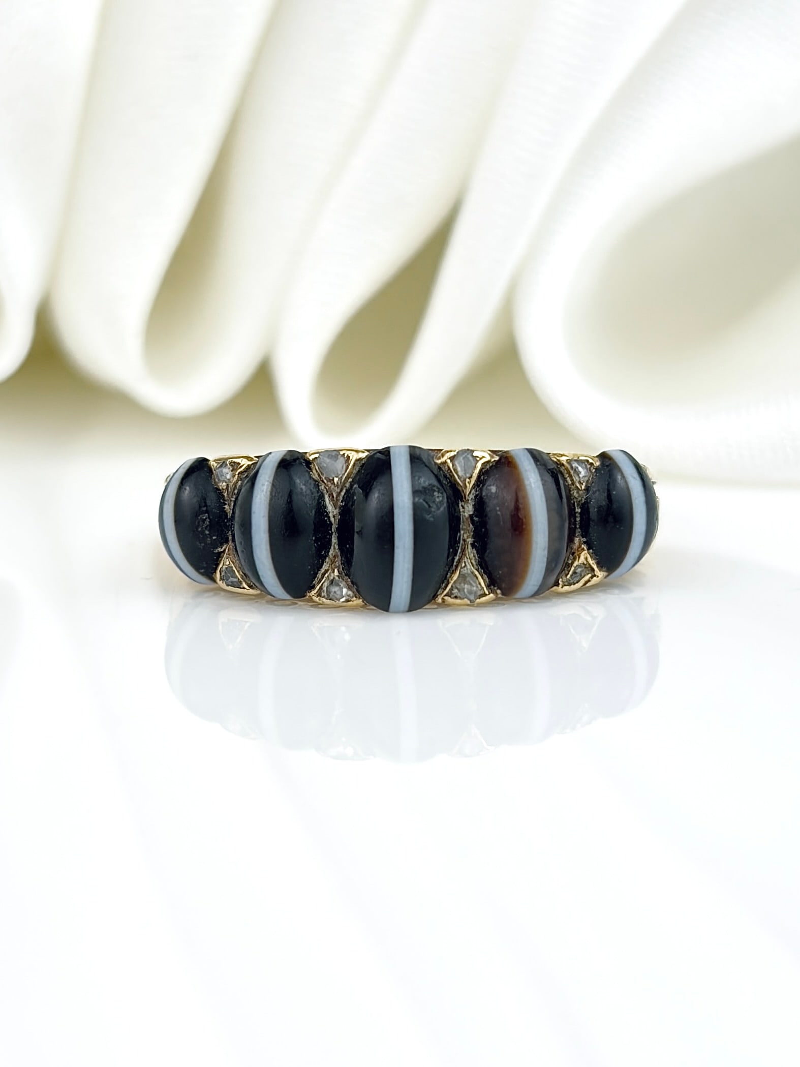 ANTIQUE 18CT YELLOW GOLD BANDED AGATE 5 STONE RING WITH DIAMOND POINTS: ANTIQUE 18CT YELLOW GOLD BANDED AGATE 5 STONE RING WITH DIAMOND POINTS A truly amazing ring!