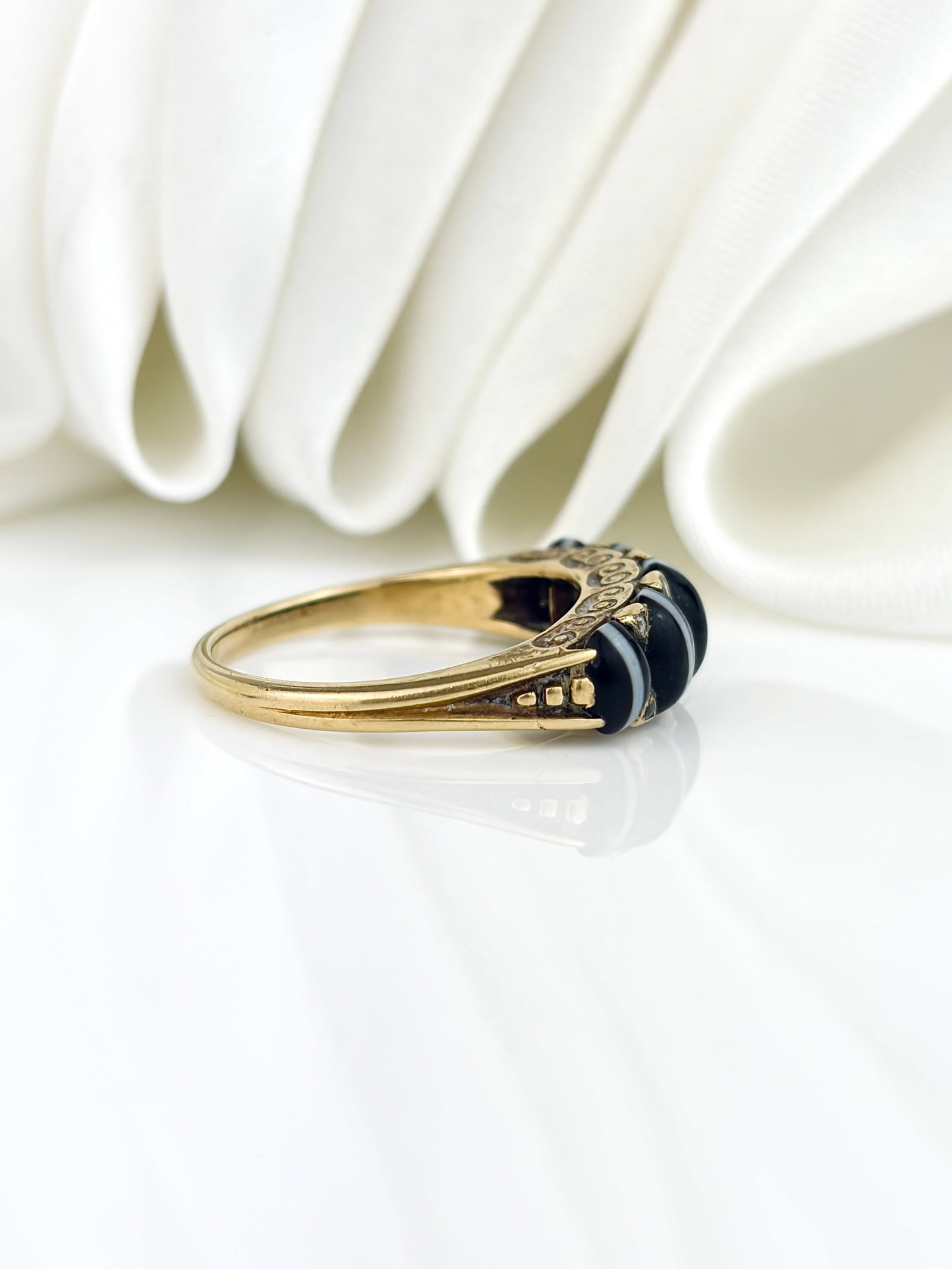 ANTIQUE 18CT YELLOW GOLD BANDED AGATE 5 STONE RING WITH DIAMOND POINTS - 2