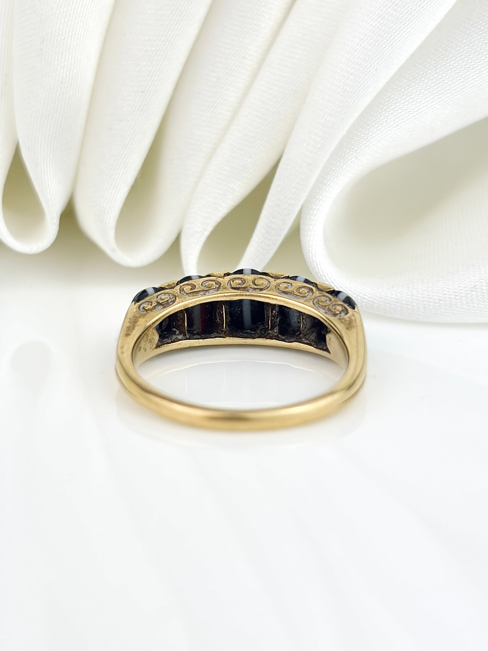 ANTIQUE 18CT YELLOW GOLD BANDED AGATE 5 STONE RING WITH DIAMOND POINTS - 3