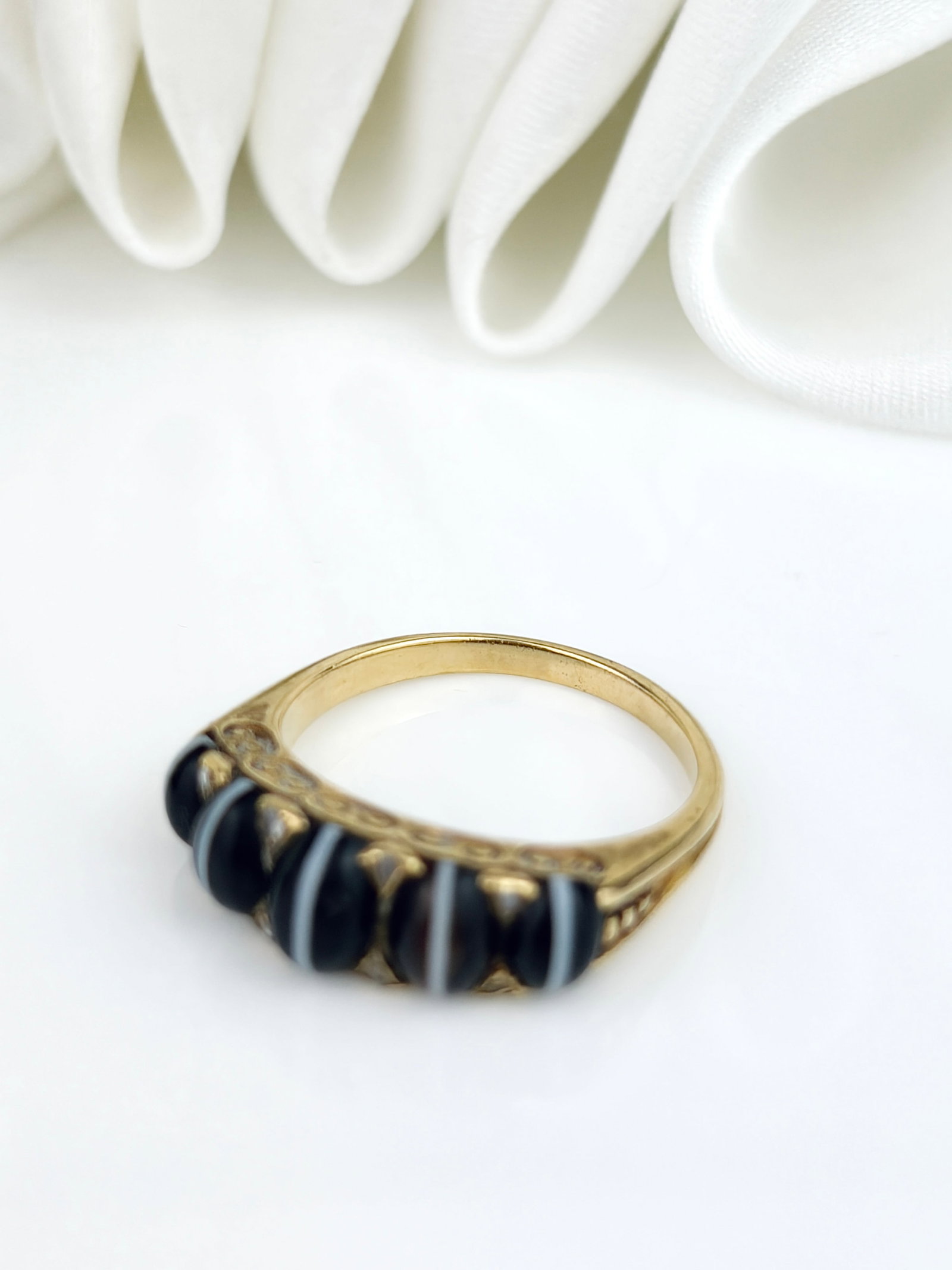 ANTIQUE 18CT YELLOW GOLD BANDED AGATE 5 STONE RING WITH DIAMOND POINTS - 4