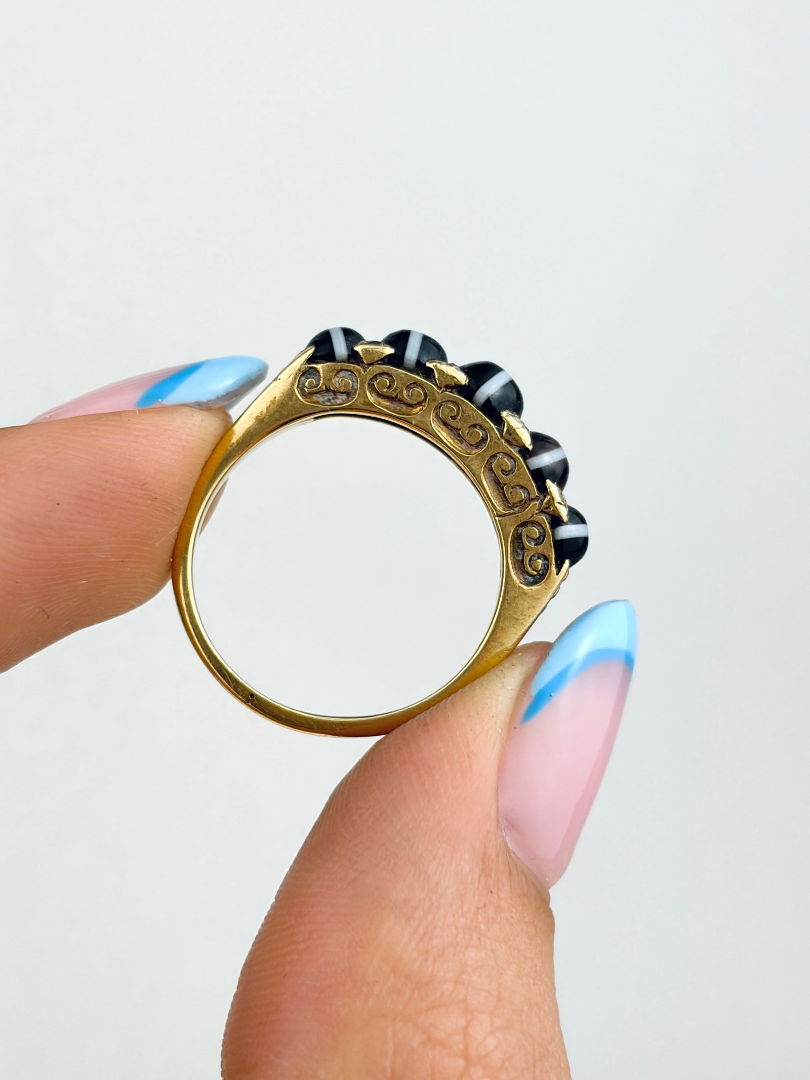 ANTIQUE 18CT YELLOW GOLD BANDED AGATE 5 STONE RING WITH DIAMOND POINTS - 6