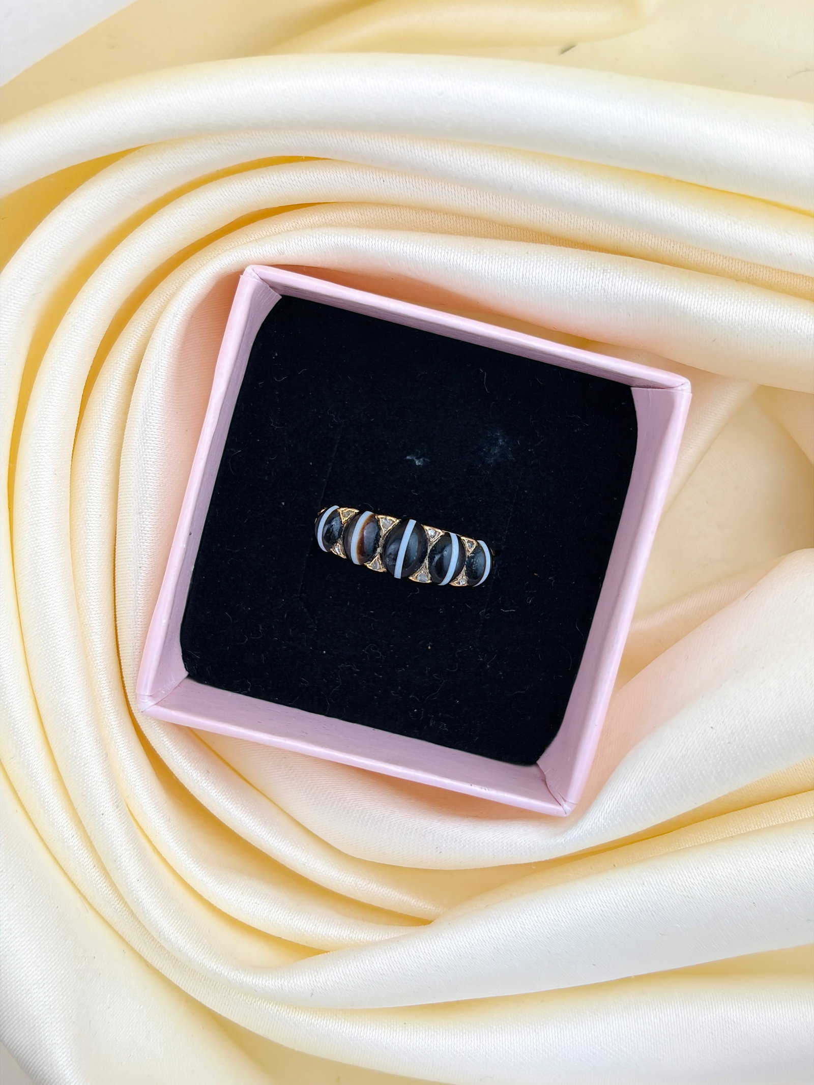 ANTIQUE 18CT YELLOW GOLD BANDED AGATE 5 STONE RING WITH DIAMOND POINTS - 9
