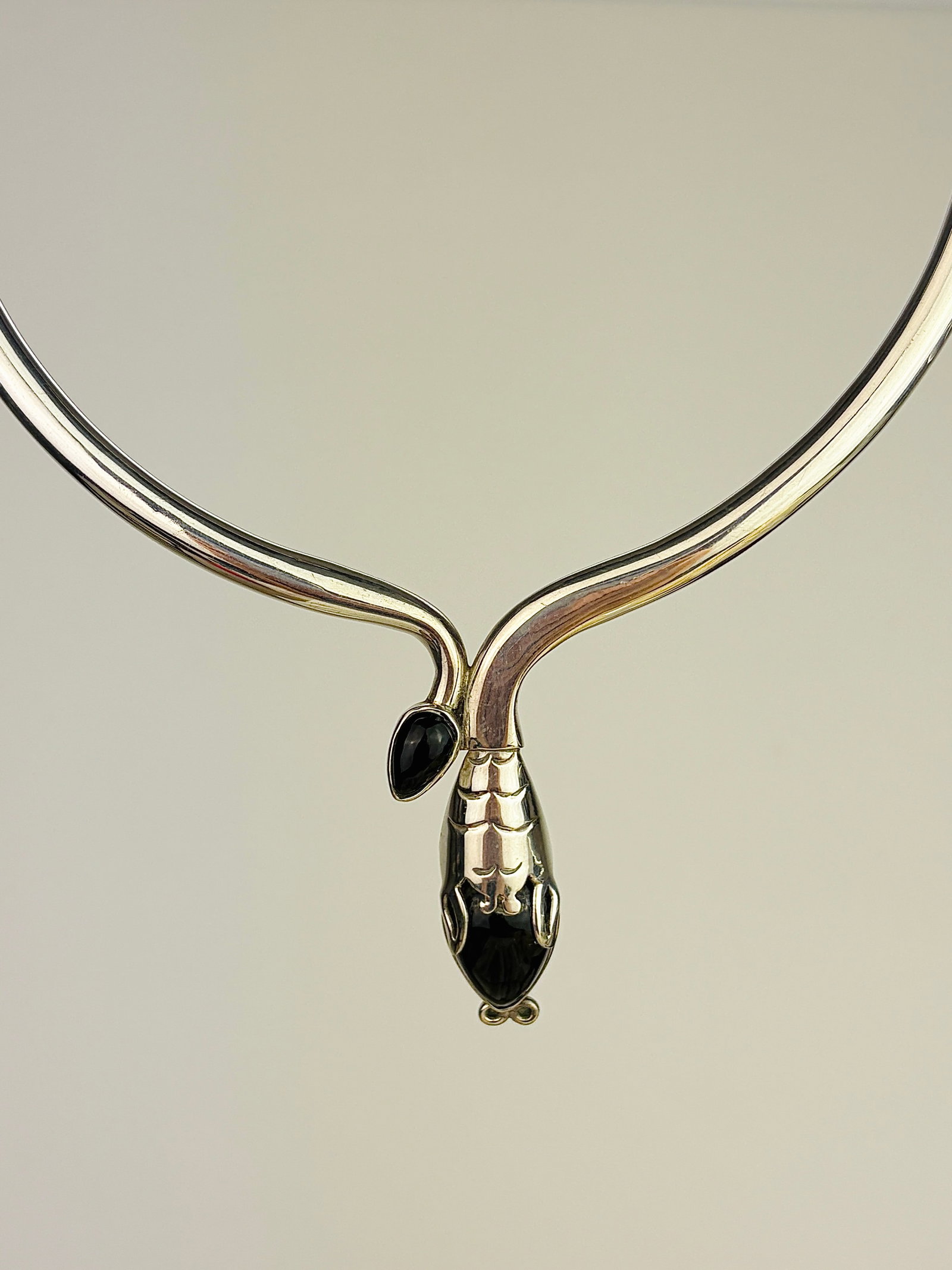 Mexican 925 Silver Snake Collar Necklace: Mexican 925 Silver Snake Collar Necklace Weight: 81.4g Size: Inner circumference 40cm, Drop 6.5cm, width of snake 1.6cm Materials: 925 silver Hallmarks: Stamped 925 Condition: The overall condition