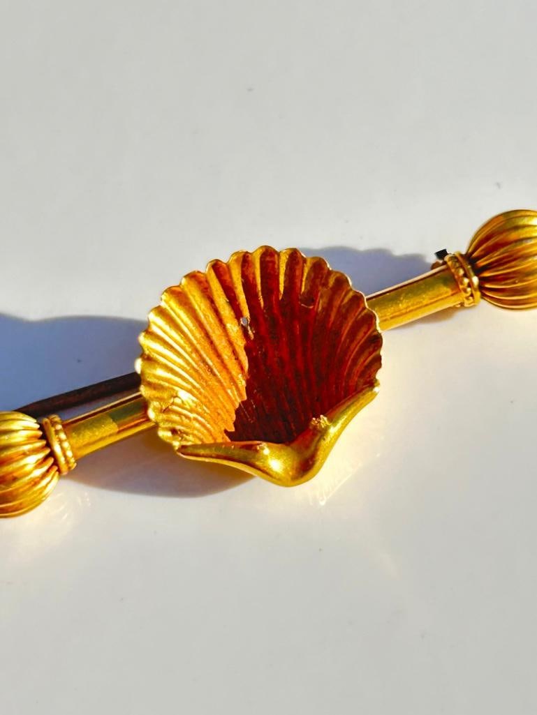 Wonderful 18ct Yellow Gold Shell Brooch Pin AF: Wonderful 18ct Yellow Gold Shell Brooch Pin AF clasp is broken but still wonderful!! measurements size 46mm x 15mm Weight: 2.80g materials 18ct yellow
