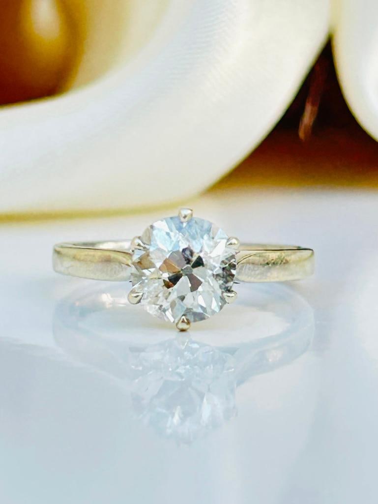 1.5 carat diamond ring: 1.5 carat diamond ring approx h/l colour - vs2 The perfect engagement ring Measurements: size UK J1/2 US 51/4 head of ring 7mm x 7mm weight 2.67g &nbs