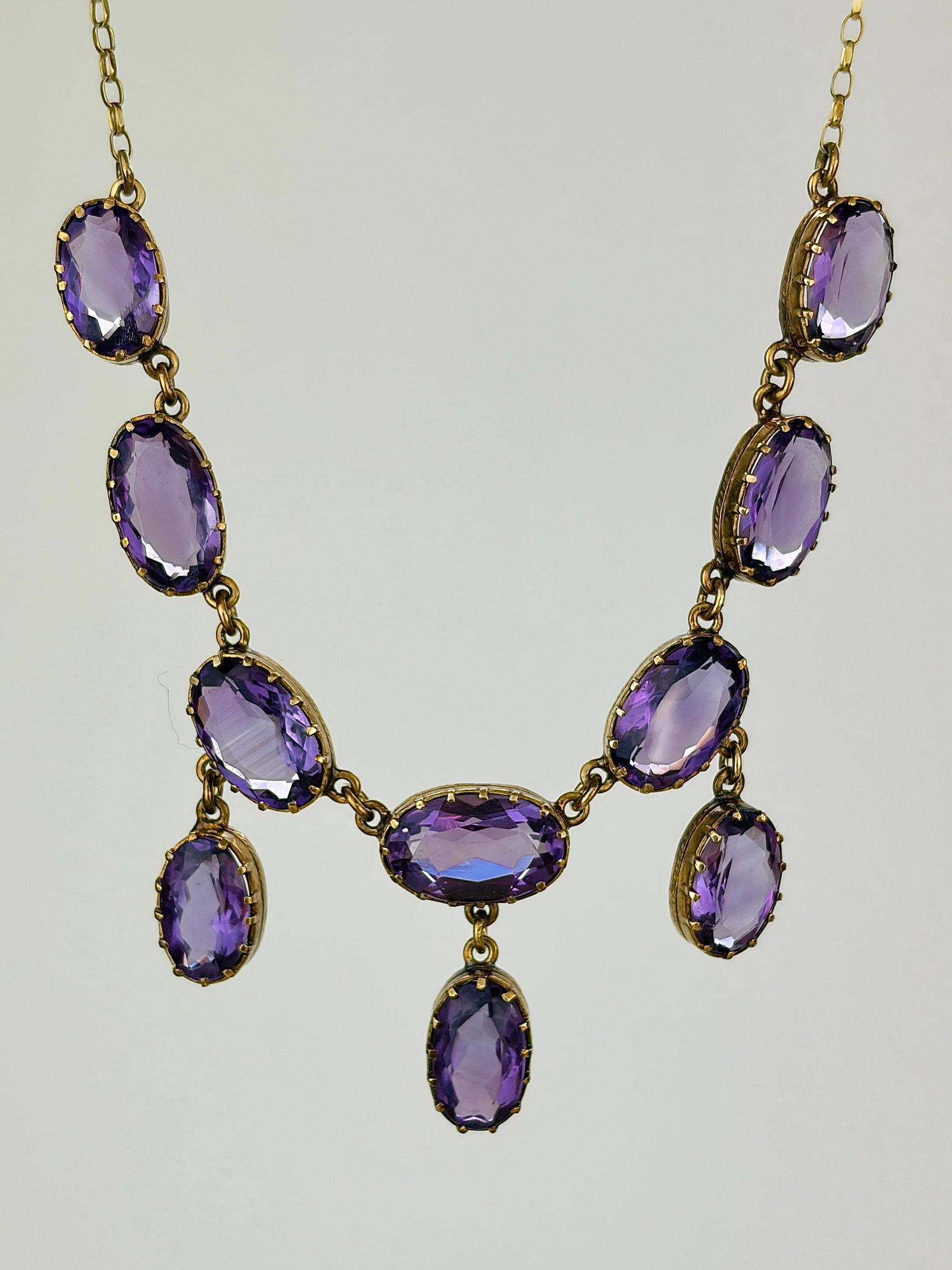 Chunky Antique 9ct Yellow Gold Amethyst Drop Detail Necklace: Chunky Antique 9ct Yellow Gold Amethyst Drop Detail Necklace NECKLACE LENGTH: 415mm WEIGHT: 15.0 grams LARGEST AMETHYST: 14mm x 8mm (3.0 carats) SMALLEST AMETHYST: 11mm x 7mm (2.0 carats) Materials: