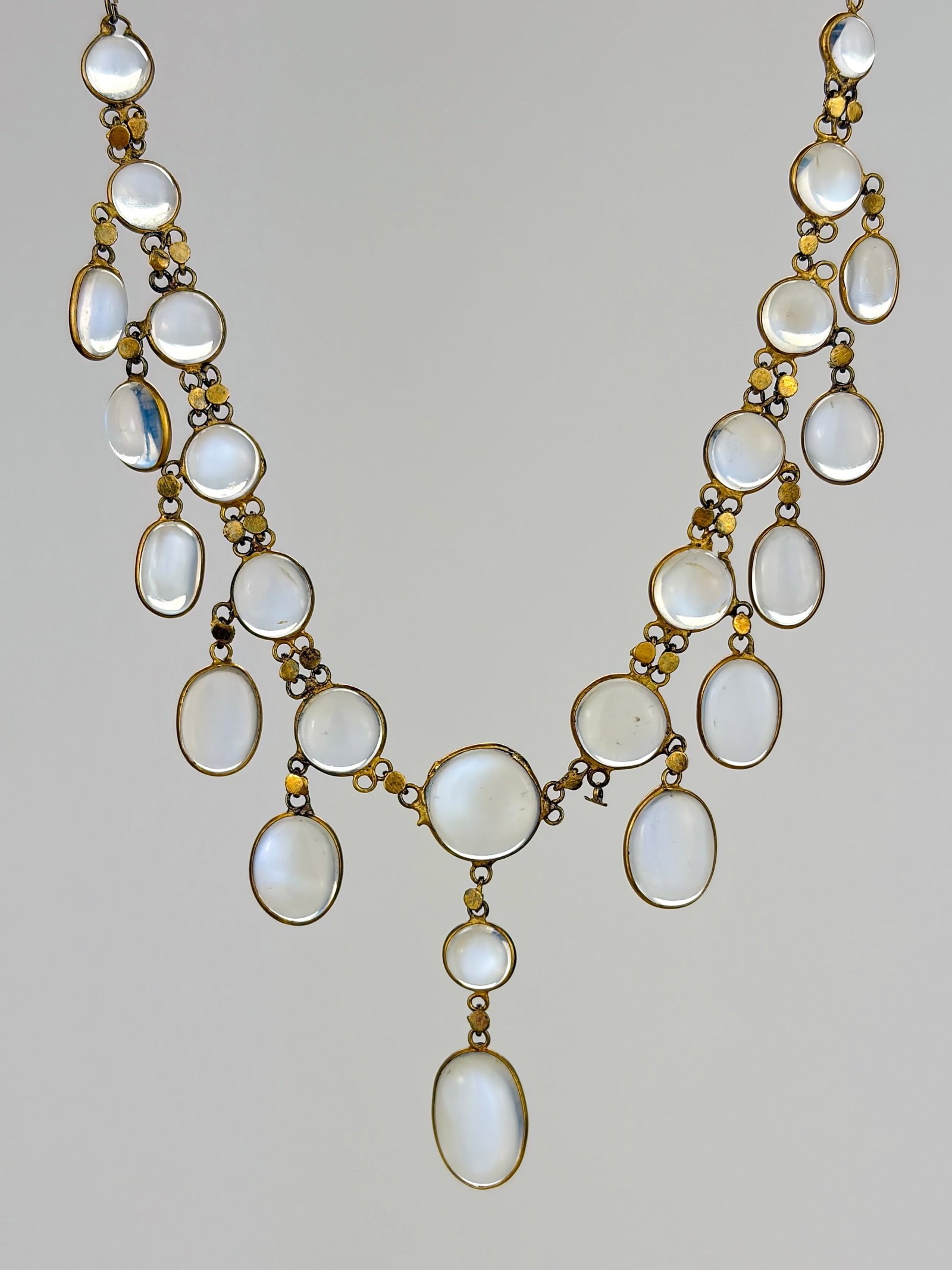 ANTIQUE GOLD MOONSTONE DROP NECKLACE: ANTIQUE GOLD MOONSTONE DROP NECKLACE Beautiful necklace! Weight: 7.53g Size: Length 39.3cm, drop 33mm Materials: GOLD X MOONSTONE Condition: Very good overall condition. Some signs of wear