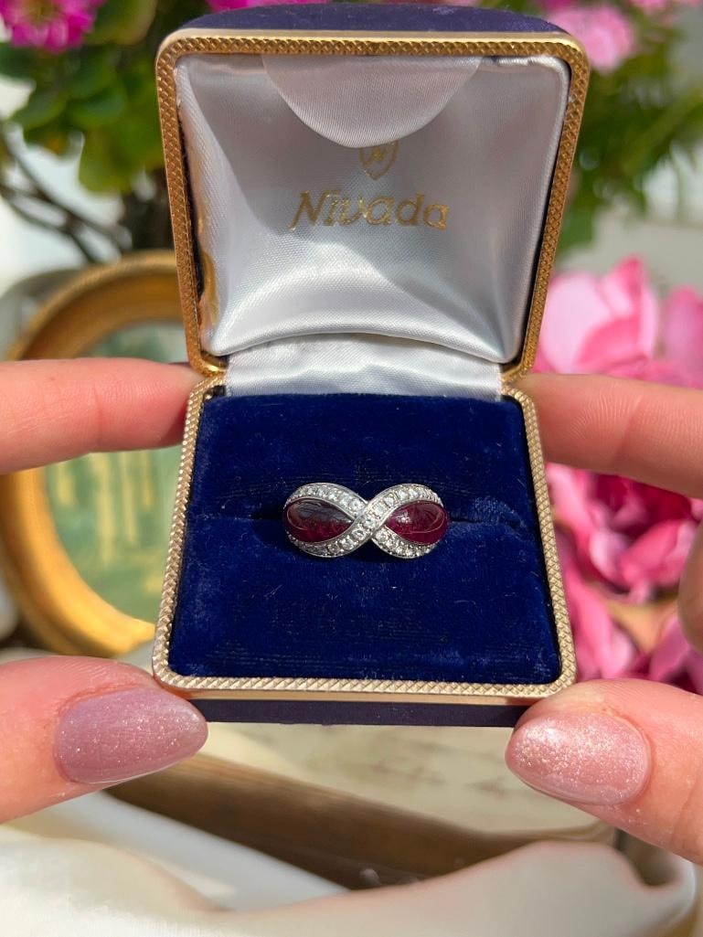 Outstanding Cabochon Garnet and Diamond 18ct White Gold Ring - 9