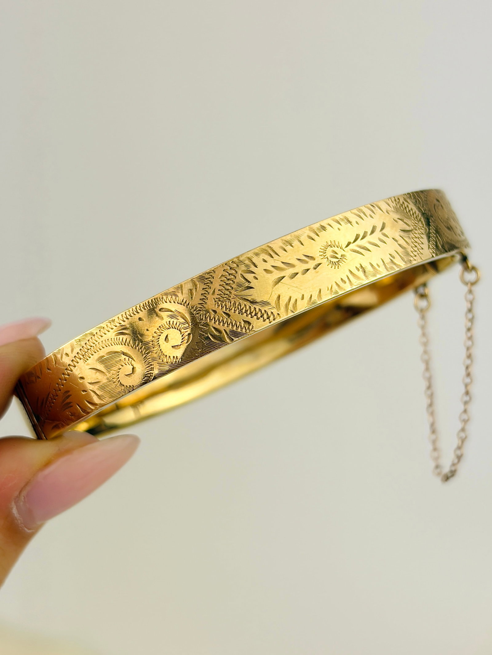 VINTAGE C.1963 9CT YELLOW GOLD DETAILED BANGLE: VINTAGE C.1963 9CT YELLOW GOLD DETAILED BANGLE Beautiful swirl and flower details!
