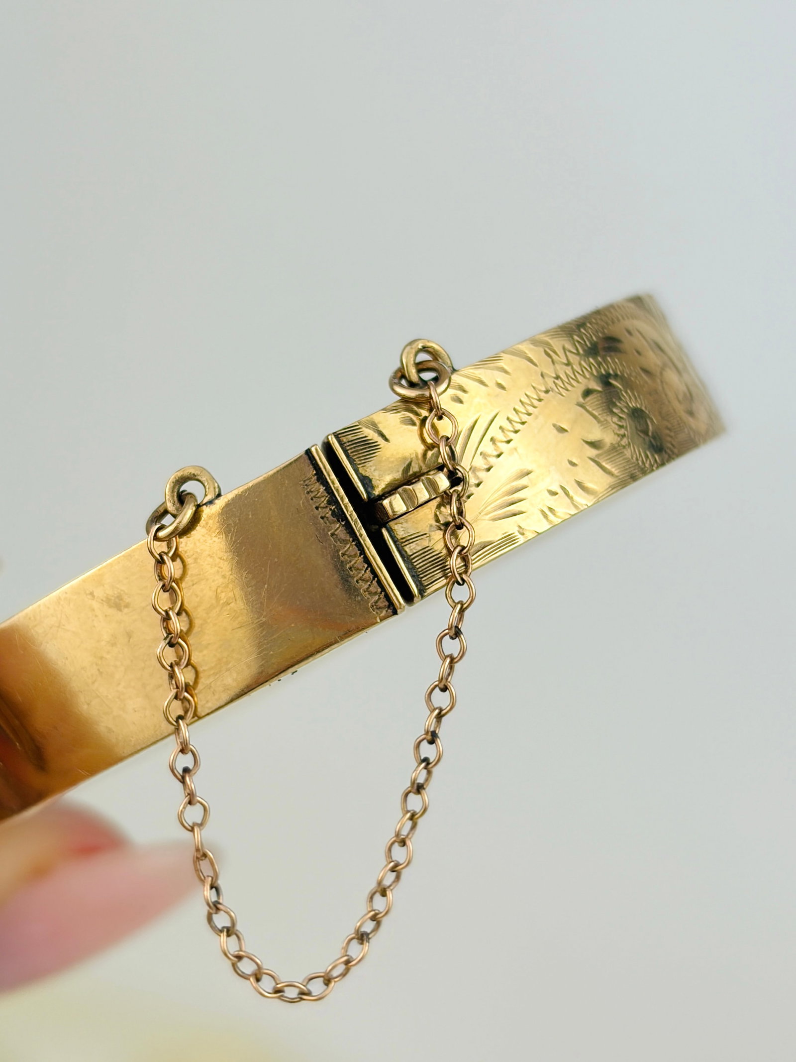 VINTAGE C.1963 9CT YELLOW GOLD DETAILED BANGLE - 5