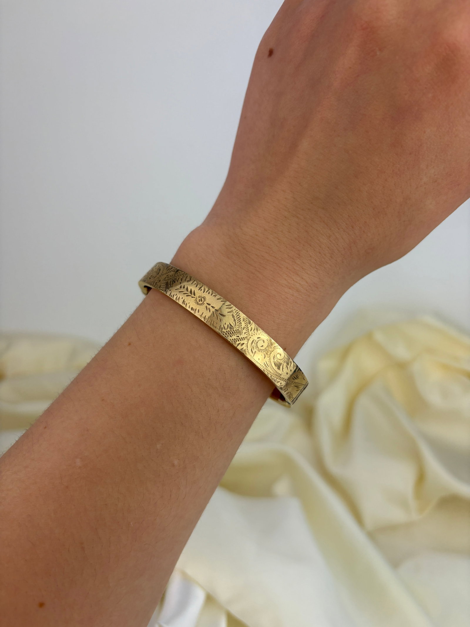 VINTAGE C.1963 9CT YELLOW GOLD DETAILED BANGLE - 6
