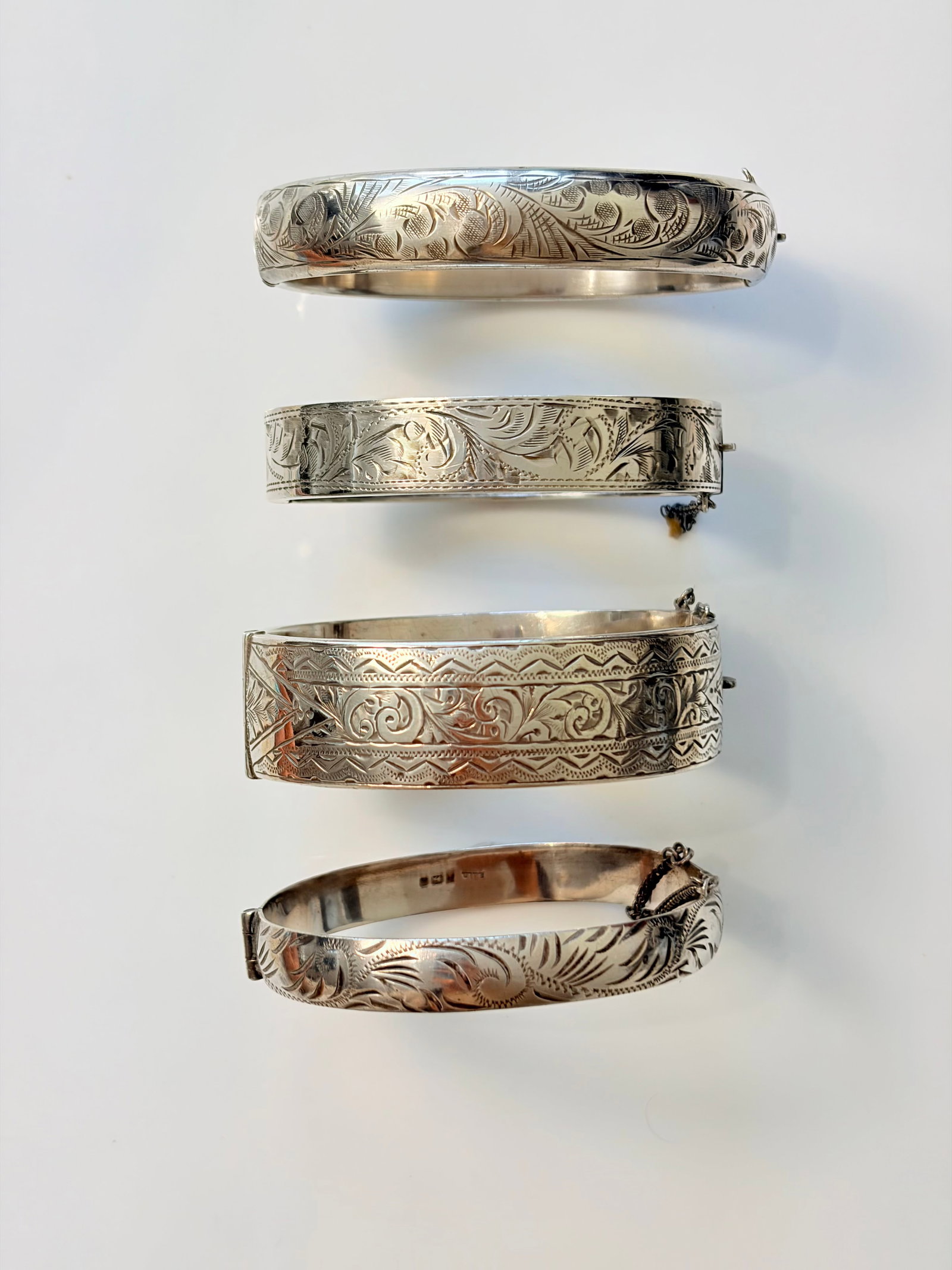 MIXED LOT- 4X SILVER BANGLES: MIXED LOT- 4X SILVER BANGLES