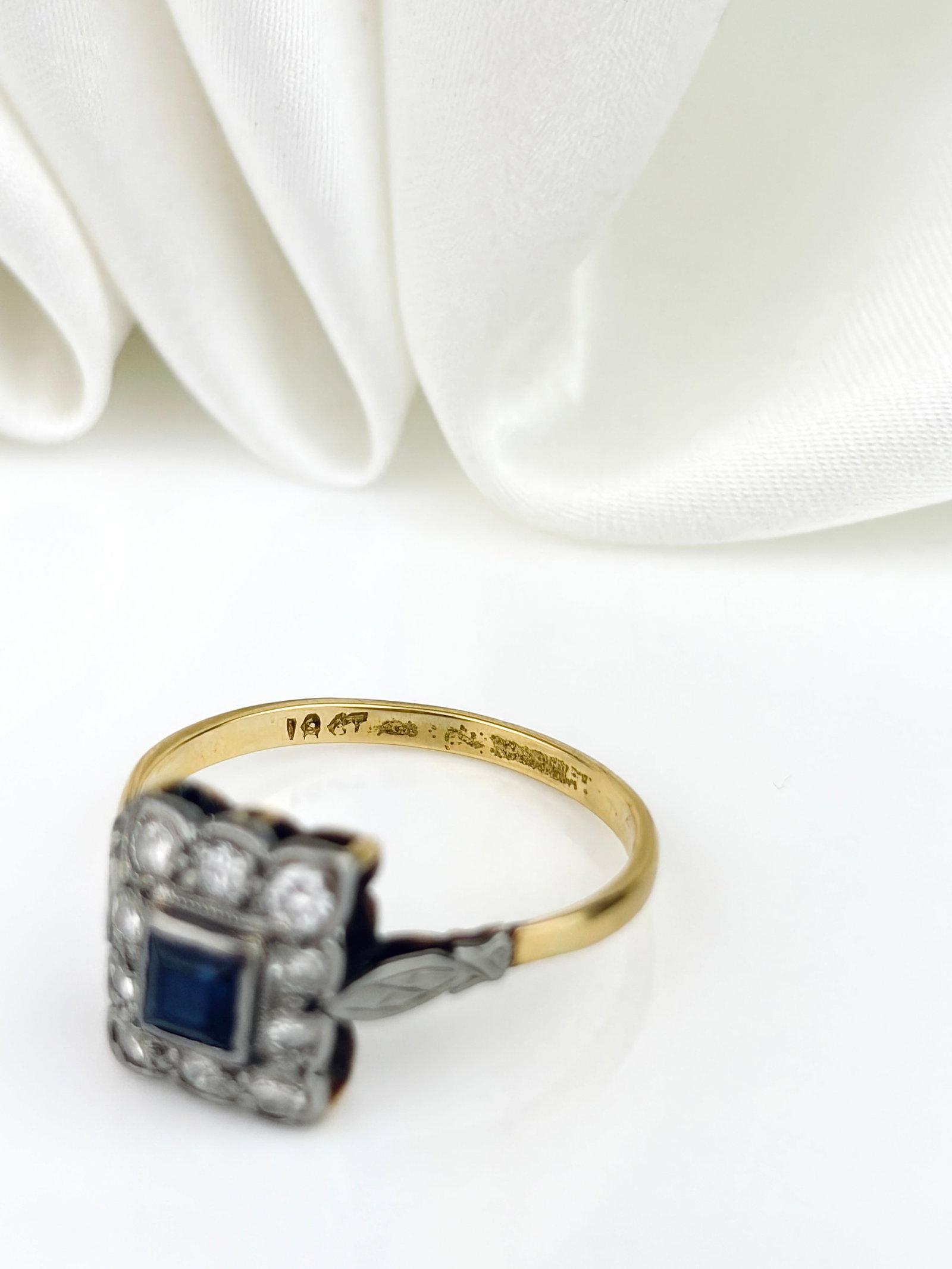 CHUNKY 18CT YELLOW GOLD SAPPHIRE AND DIAMOND SQUARE DESIGN RING - 6