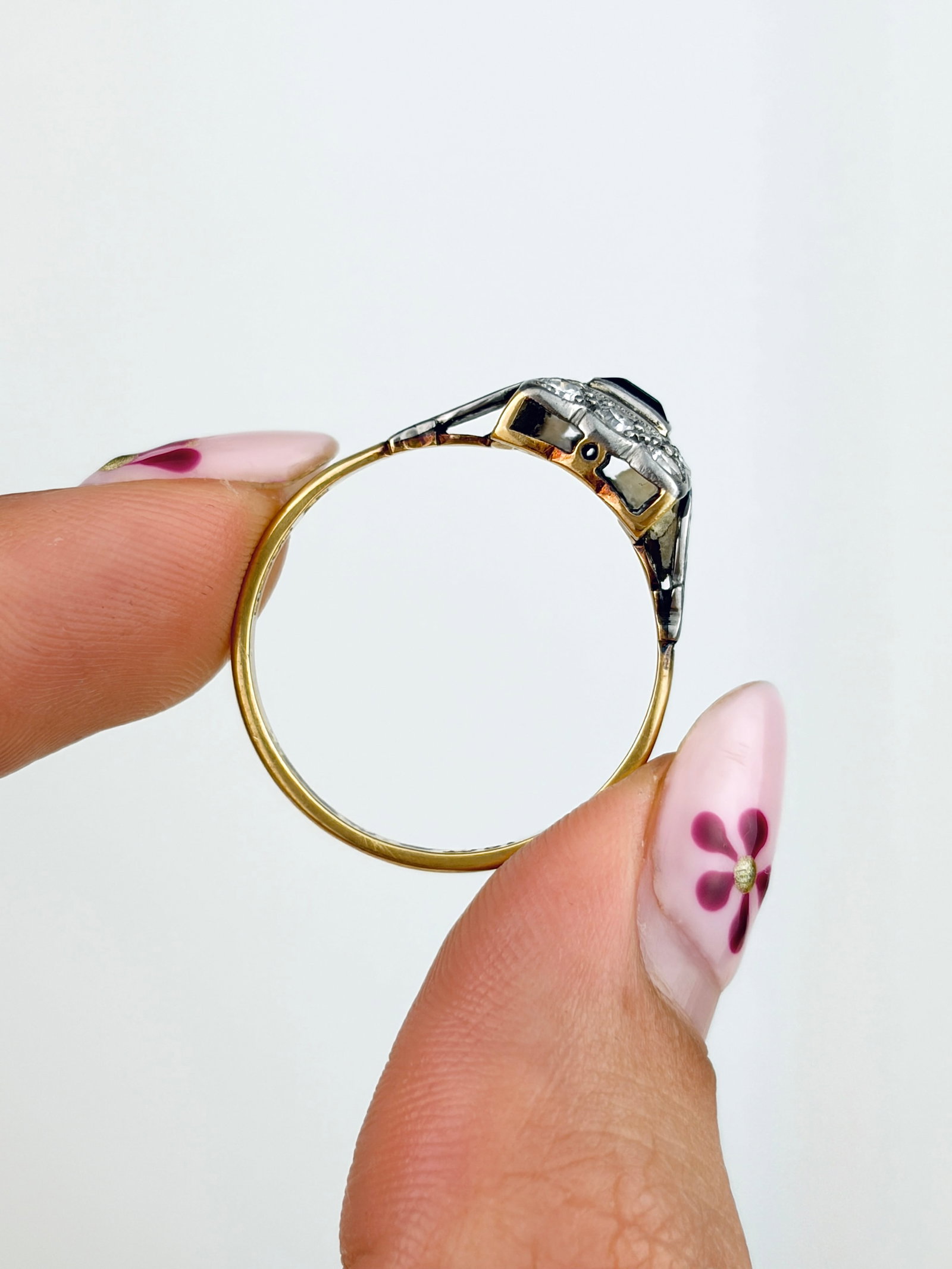 CHUNKY 18CT YELLOW GOLD SAPPHIRE AND DIAMOND SQUARE DESIGN RING - 8