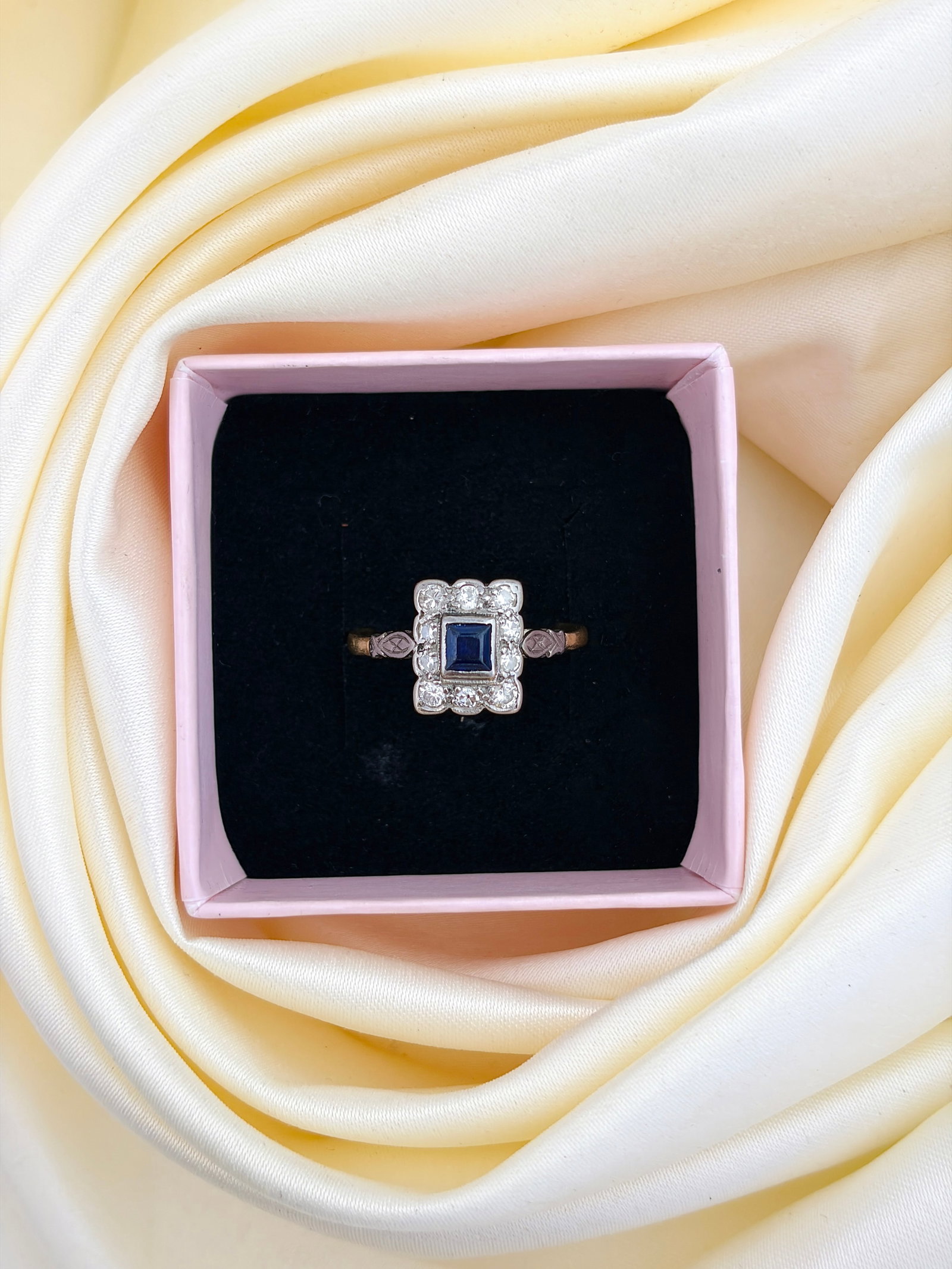 CHUNKY 18CT YELLOW GOLD SAPPHIRE AND DIAMOND SQUARE DESIGN RING - 9