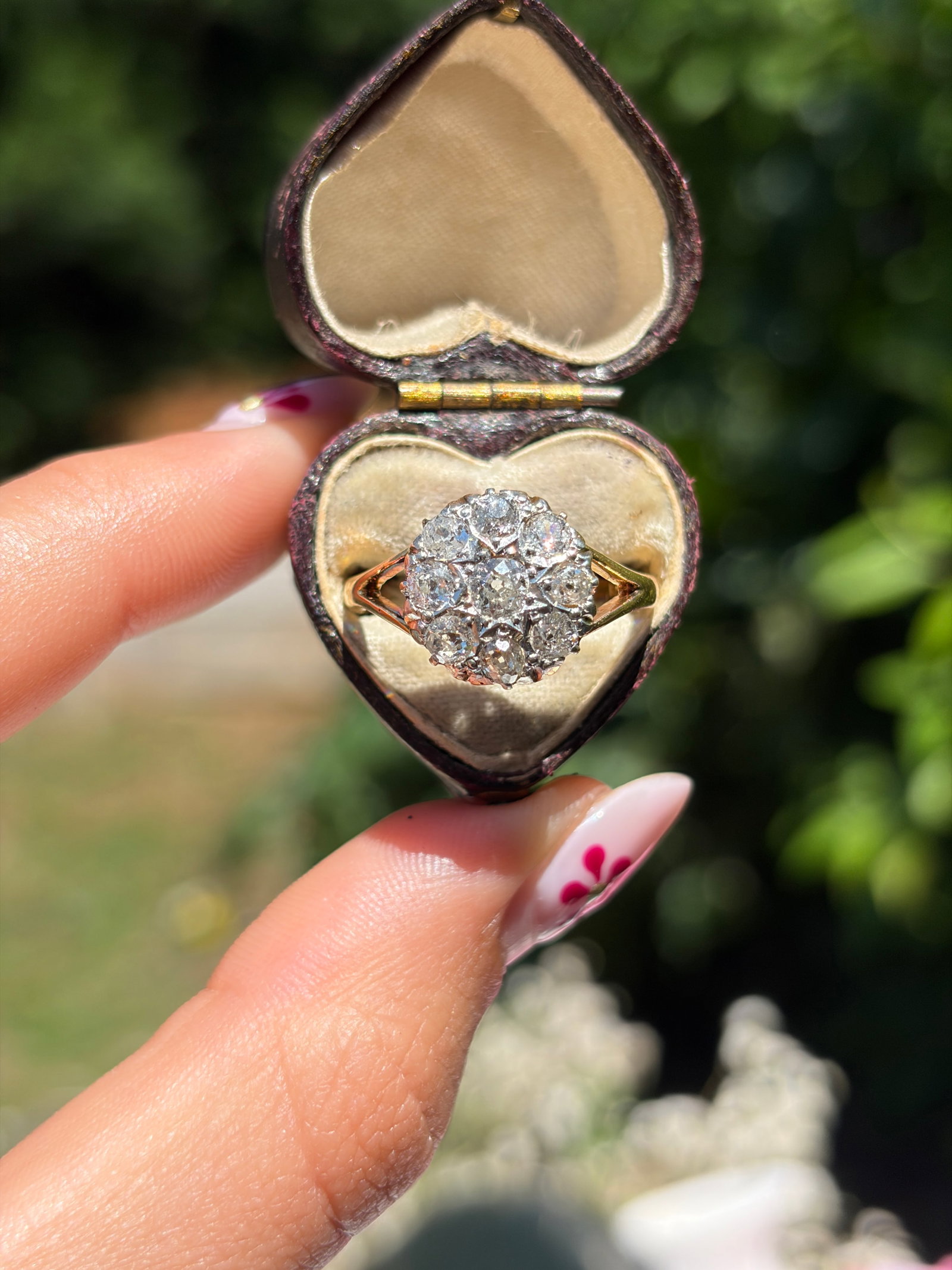 CHUNKY 18CT YELLOW GOLD DIAMOND CLUSTER RING - 11