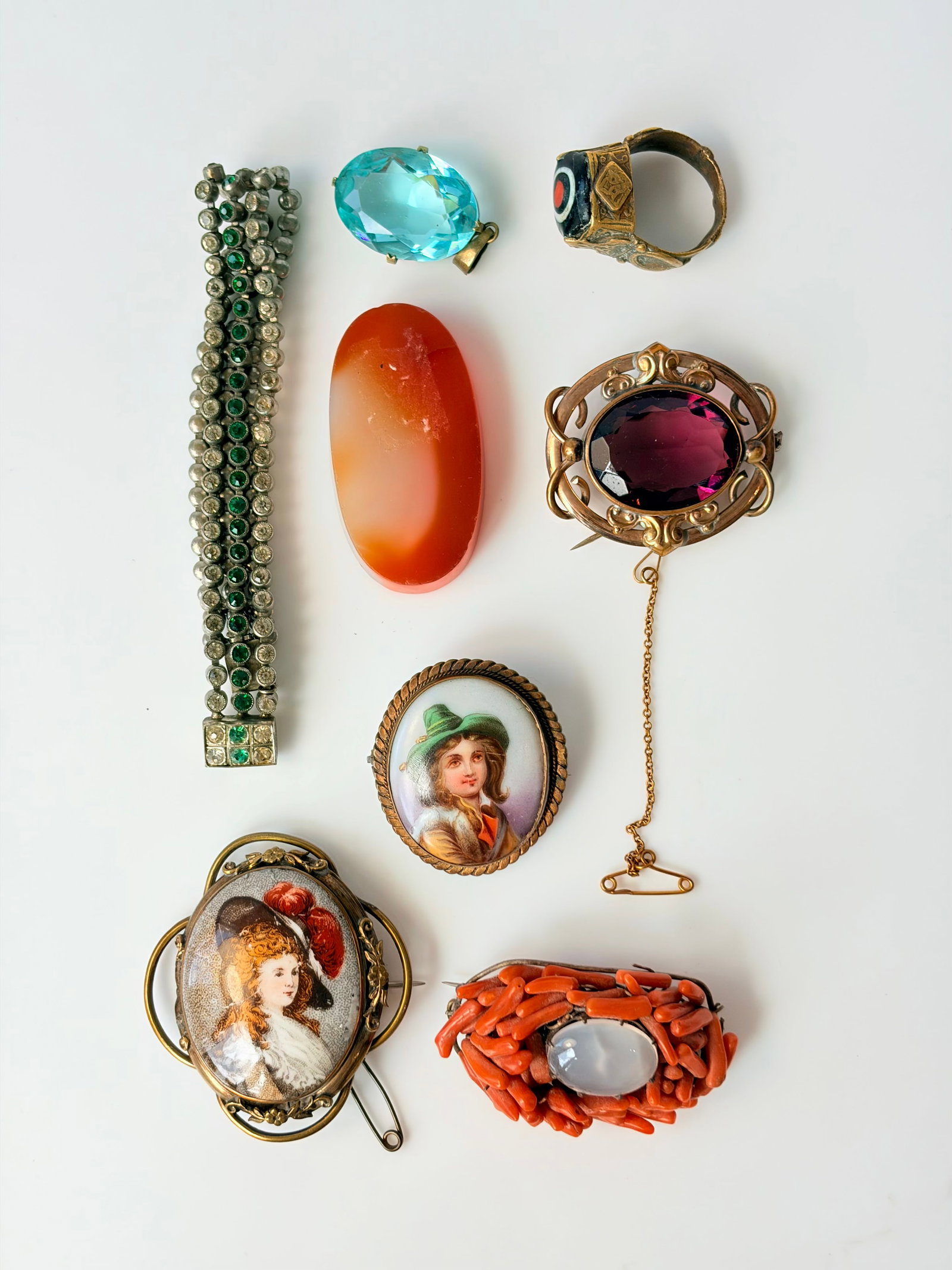 MIXED LOT- BROOCHES PORTRAITS ETC (1 of 8)