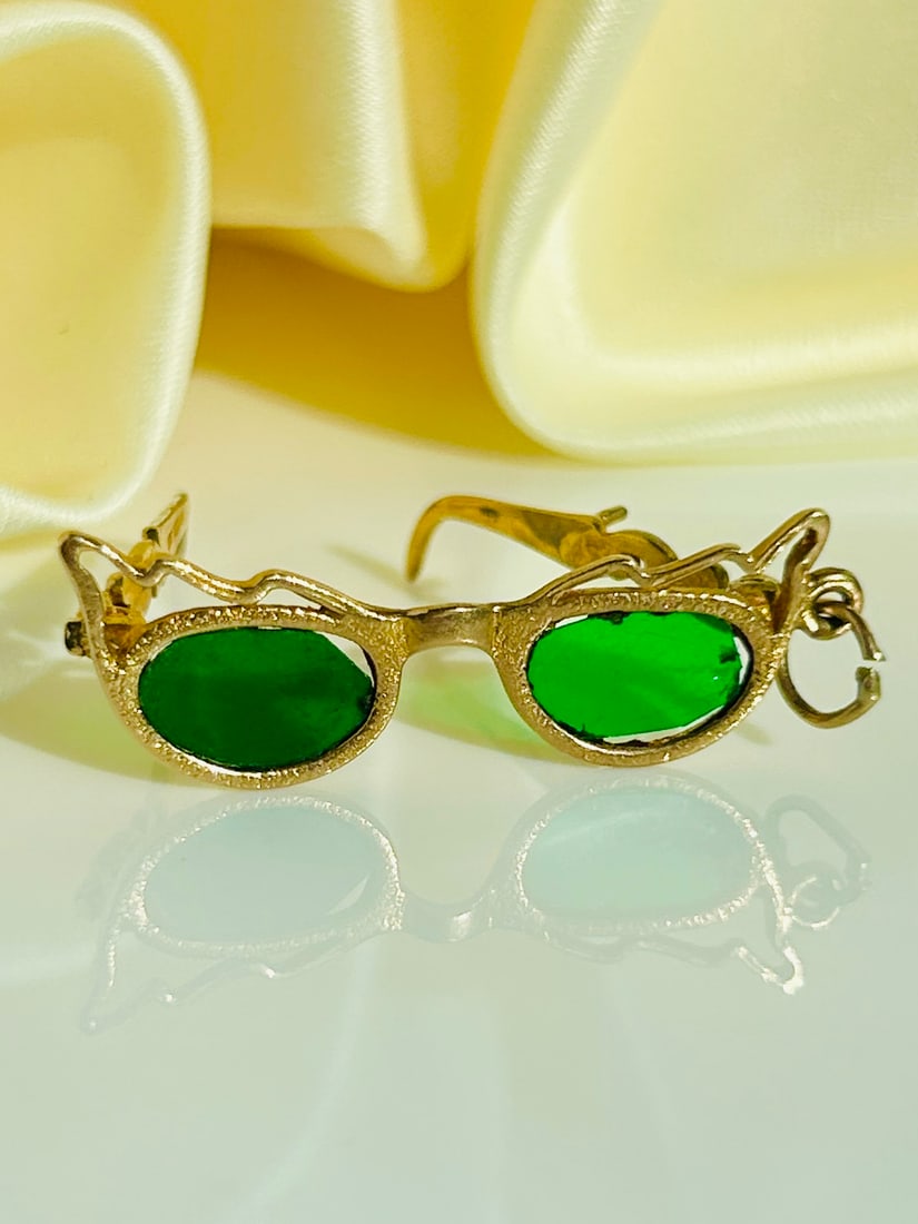 Articulated Sunglasses Charm in 9ct Yellow Gold: Articulated Sunglasses Charm in 9ct Yellow Gold Weight: 2.25g Size: 32.5x10mm Hallmarks: Fully Hallmarked 9.375 Office use: uhz