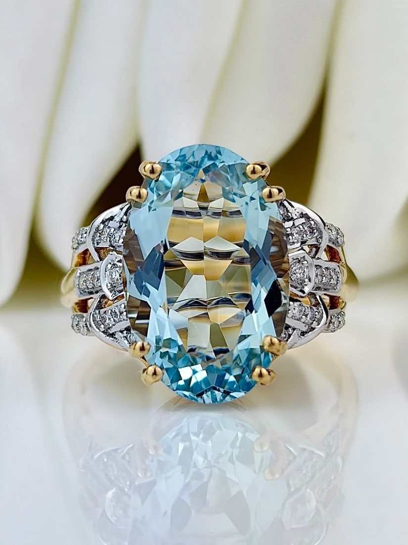 OUTSTANDING 5.30CTS AQUAMARINE AND DIAMOND COCKTAIL RING IN 18CT YELLOW GOLD: OUTSTANDING 5.30CTS AQUAMARINE AND DIAMOND COCKTAIL RING IN 18CT YELLOW GOLD Show stopping ring featuring a stunning 5.30ct aquamarine stone with ornate diamond shoulders!