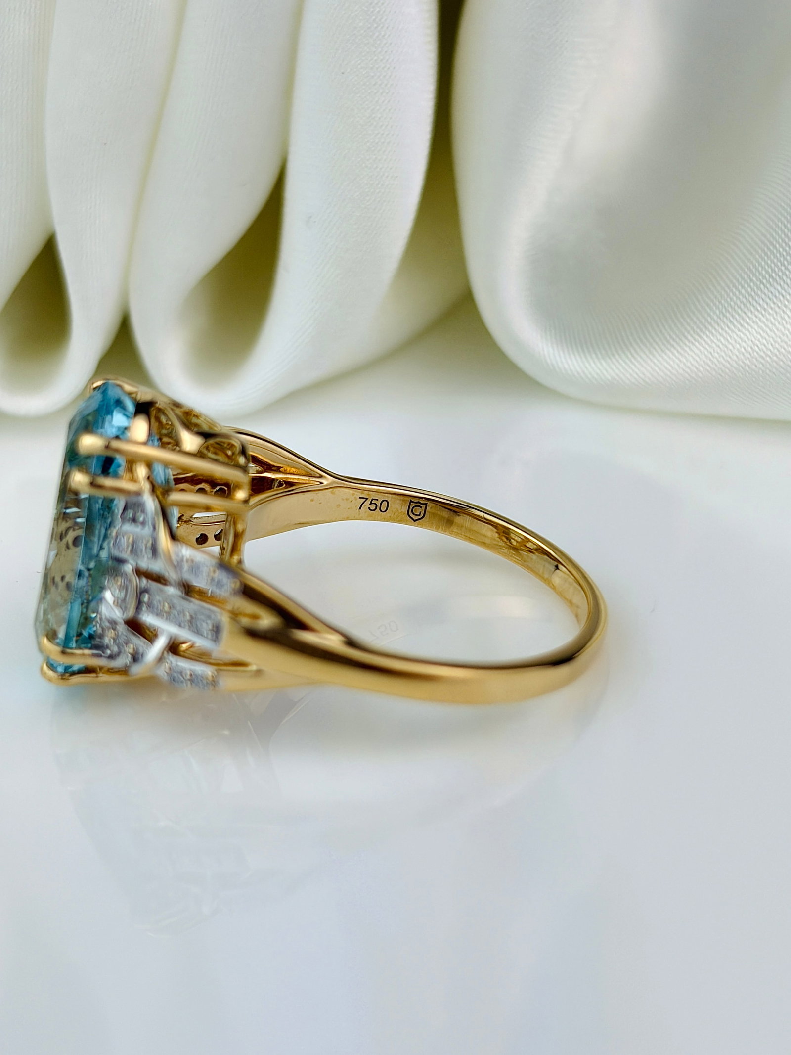 OUTSTANDING 5.30CTS AQUAMARINE AND DIAMOND COCKTAIL RING IN 18CT YELLOW GOLD - 4