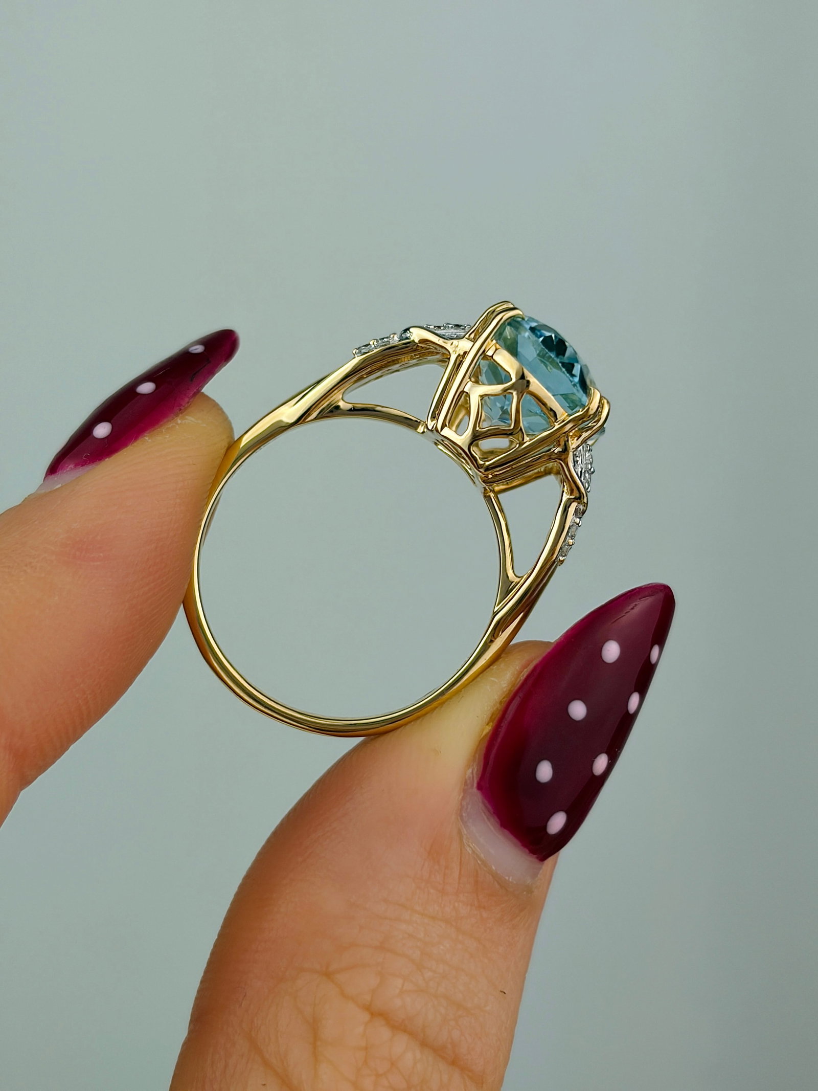 OUTSTANDING 5.30CTS AQUAMARINE AND DIAMOND COCKTAIL RING IN 18CT YELLOW GOLD - 6