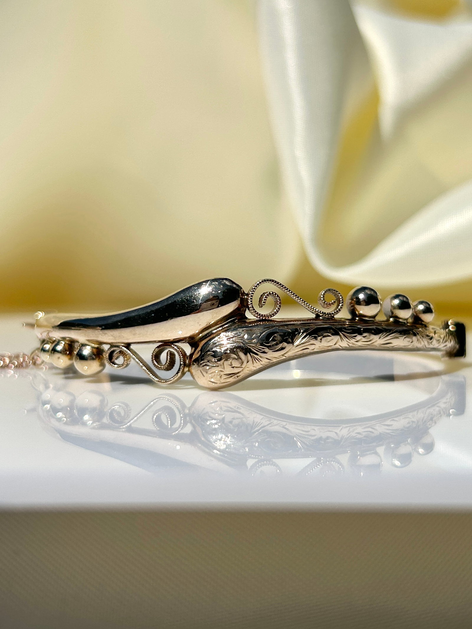 Antique high quality S&P 9ct yellow gold bangle bracelet with safety chain: Antique high quality S&P 9ct yellow gold bangle bracelet with safety chain Makers mark S&P weight 9.30 g measures 6 x 5.4cm office use ttz 