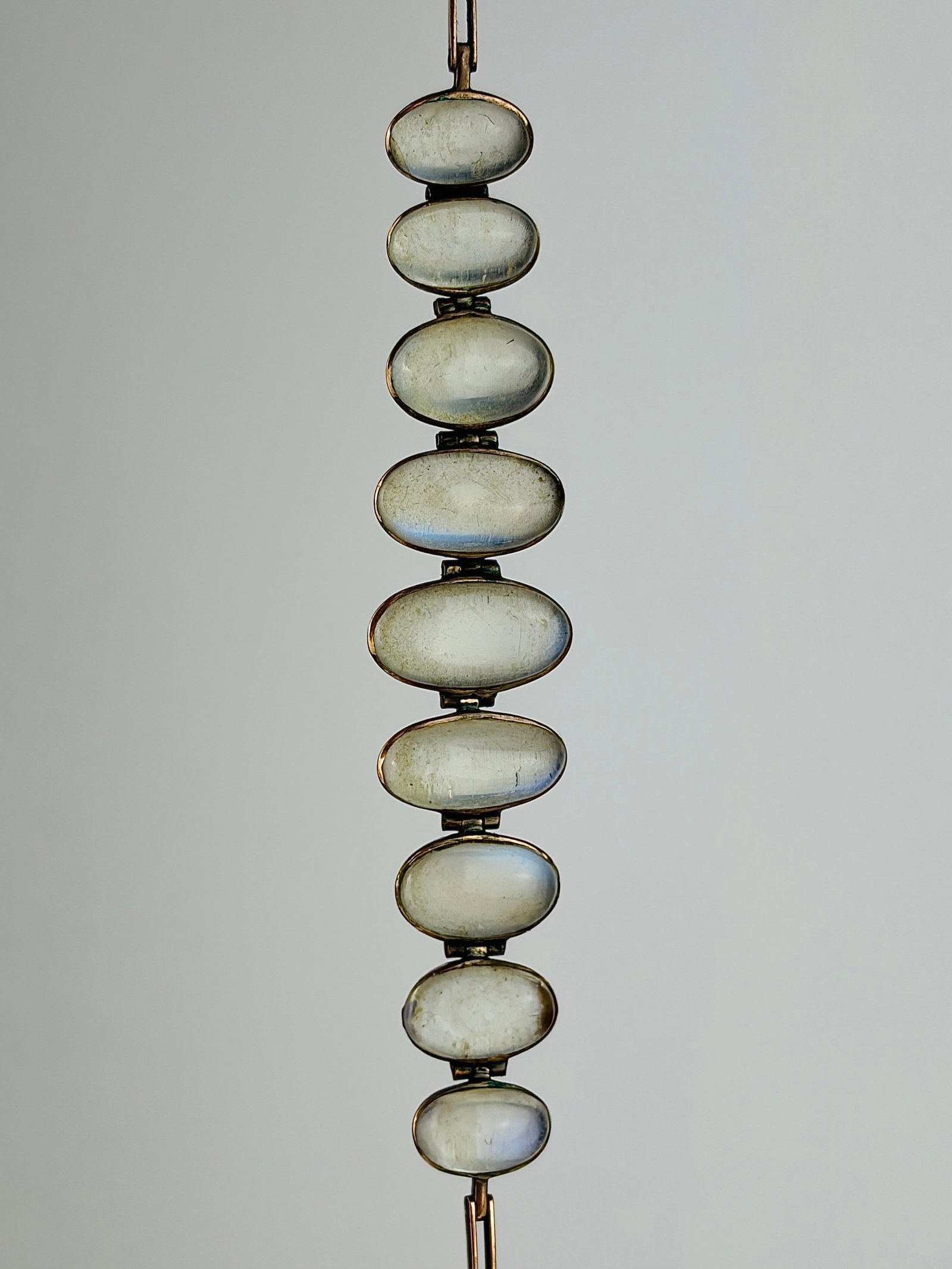 Antique Moonstone Line Bracelet: Antique Moonstone Line Bracelet Weight: 6.35g Size: 15.1cm length, Central moonstone 12x7mm Condition: The overall condition is very good Office Use: / The item will be sent in a gift box. 