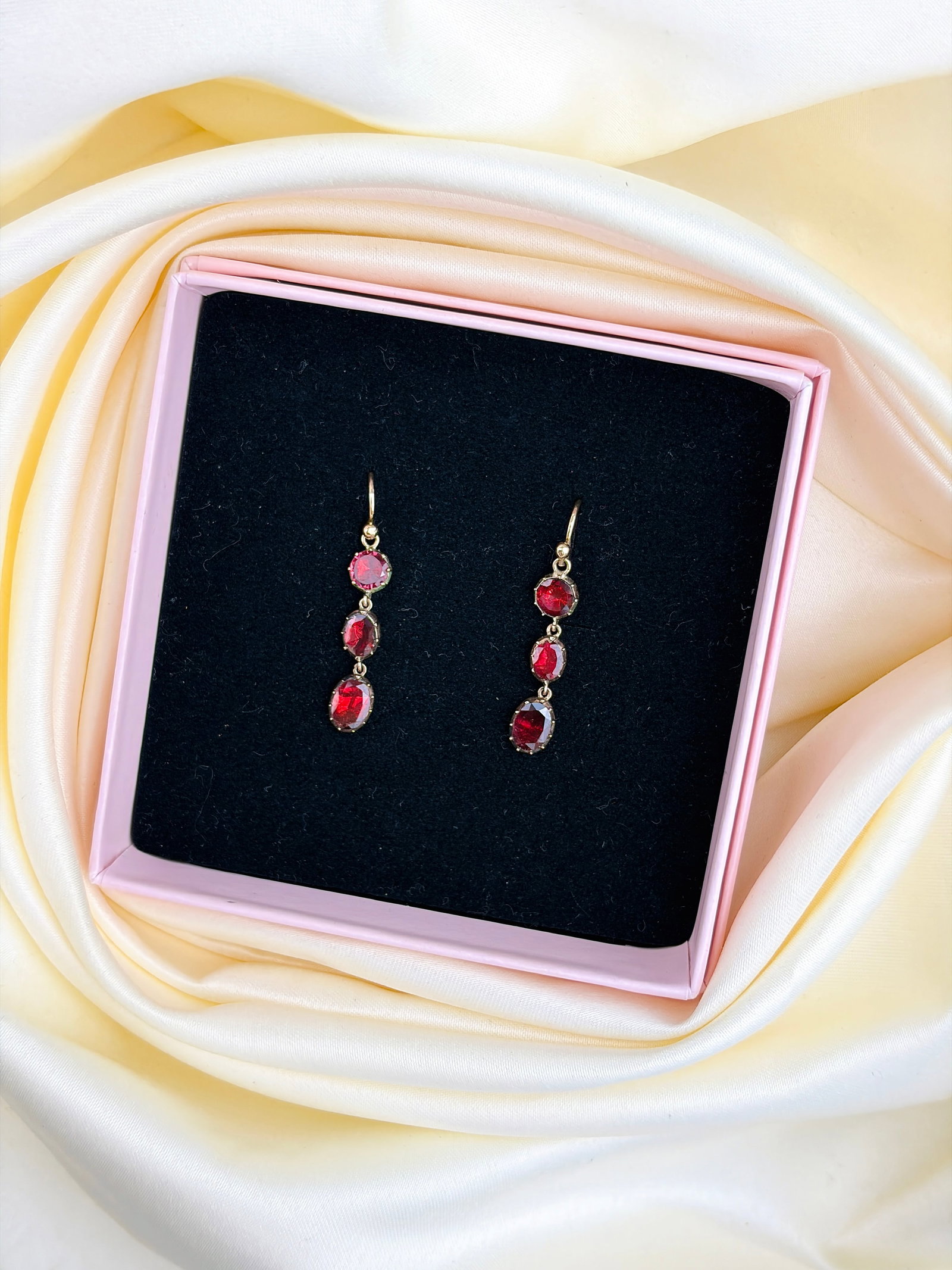 ANTIQUE GEORGIAN ERA FLAT CUT GARNET DROP EARRINGS IN GOLD - 4