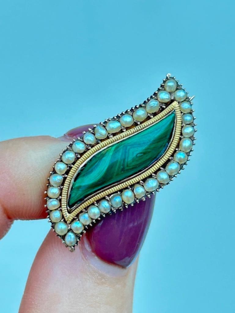 Antique Gold Pearl and Malachite Brooch with Inscriptions: Antique Gold Pearl and Malachite Brooch with Inscriptions very precious and beautiful Measurements: size 30mm x 13mm weight 4.03g Materials: 