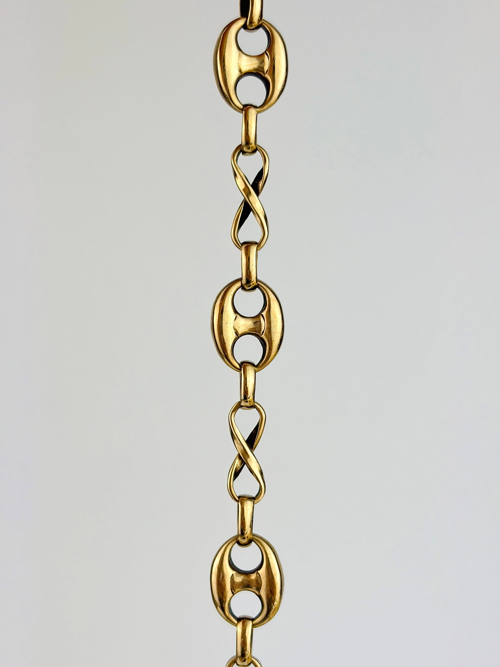 VINTAGE 9CT YELLOW GOLD CHUBBY MARINER AND INFINITY LINK BRACELET: VINTAGE 9CT YELLOW GOLD CHUBBY MARINER AND INFINITY LINK BRACELET Gorgeous bracelet with chubby mariner and infinity links, as well as a dogclip clasp! Hollow reverse Weight: 12.71g Size: Length