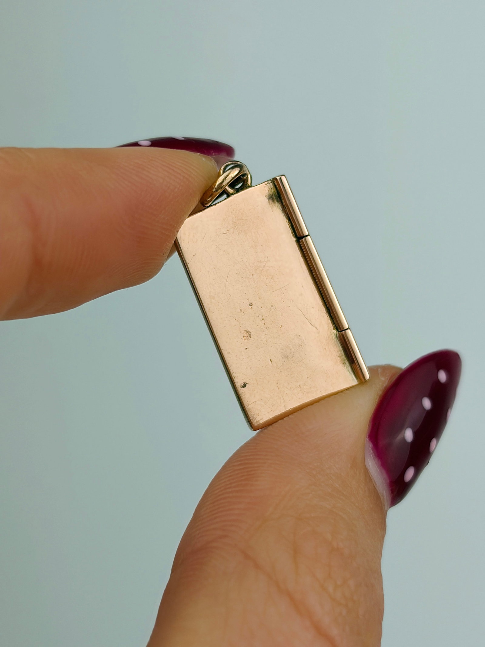 ANTIQUE OPENING ENVELOPE CHARM/PENDANT IN GOLD WITH RED PASTE STONES - 4