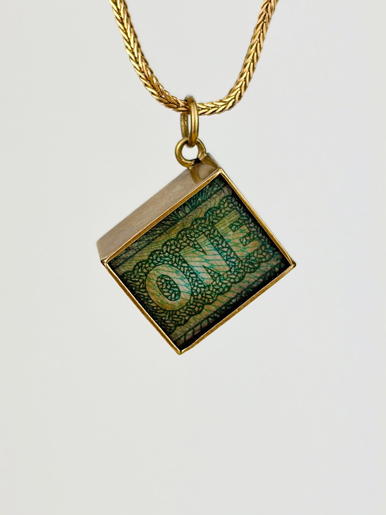 VINTAGE 9CT YELLOW GOLD 'IN EMERGENCY BREAK GLASS' £1 NOTE CHARM: VINTAGE 9CT YELLOW GOLD 'IN EMERGENCY BREAK GLASS' £1 NOTE CHARM Such a cool charm! Weight: 2.71g Size: 11x13x7mm Materials: 9ct gold Hallmarks: 1989, London, 9ct, Makers Mark