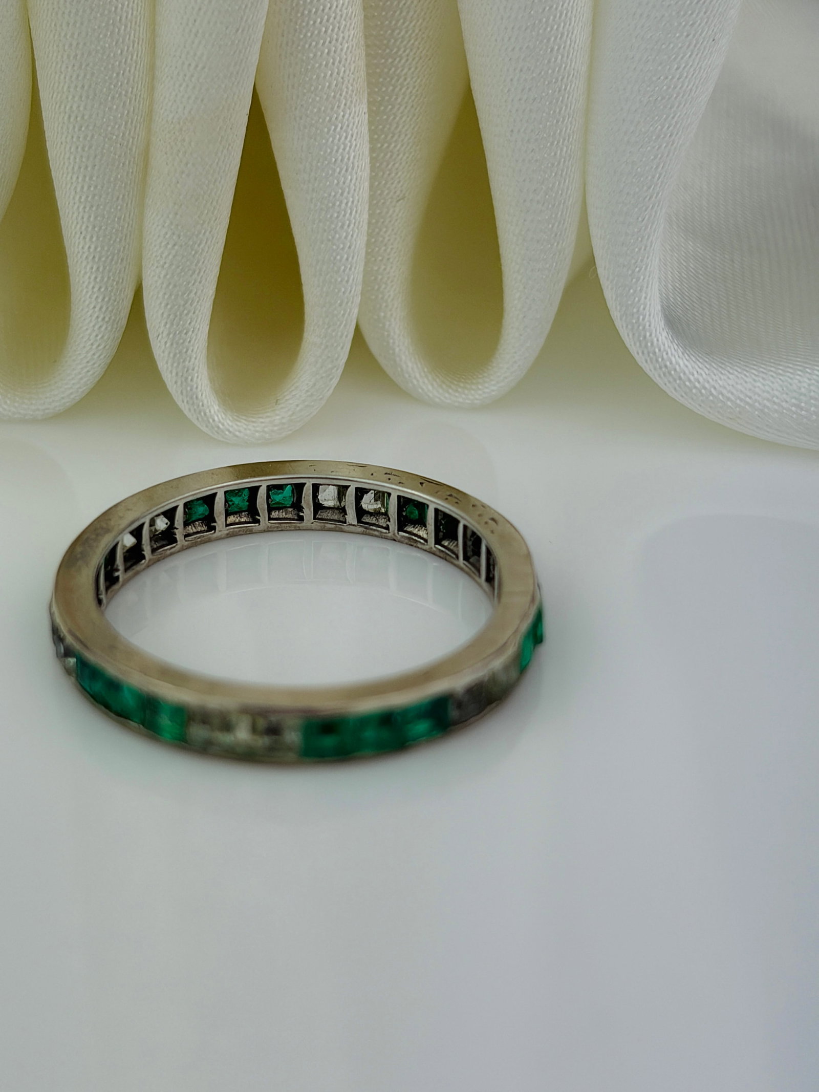 ANTIQUE SILVER EMERALD AND WGITE SAPPHIRE FULL ETERNITY BAND RING - 3