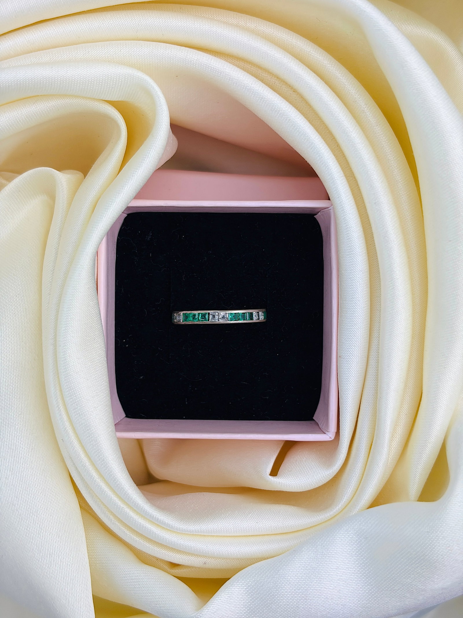 ANTIQUE SILVER EMERALD AND WGITE SAPPHIRE FULL ETERNITY BAND RING - 6